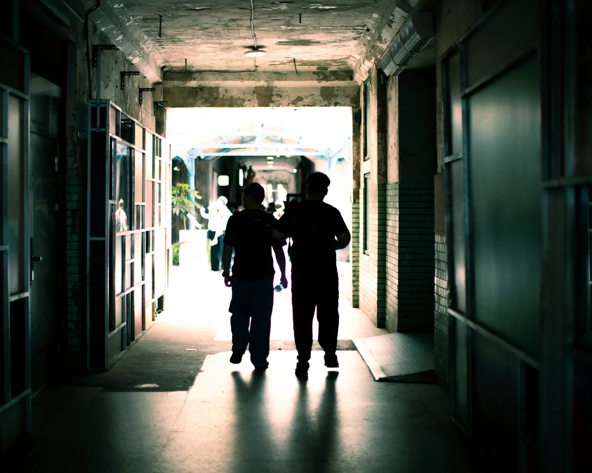 kushphoto-taiwan-two-men-silhouette-corridor-2024.jpg