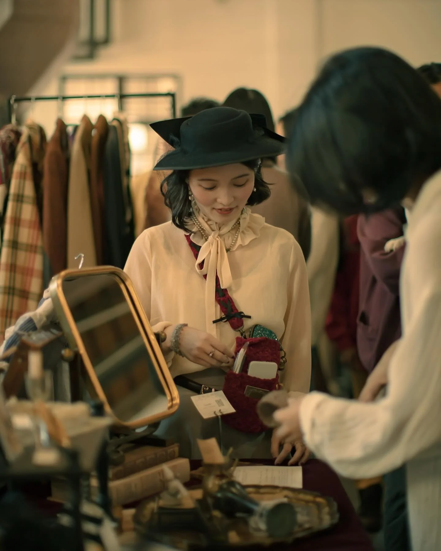 She moves with the quiet grace of an old film 🎥 reel, each gesture dipped in golden nostalgia. 

📍松煙文化園區，台北，台灣 🇹🇼

#taipeitravel #taiwanstreetphotography #台北街頭攝影 #台北🇹🇼 #streetphotography #streetphotographer #松煙文創園區 #fleamarketdecor #vintage #no