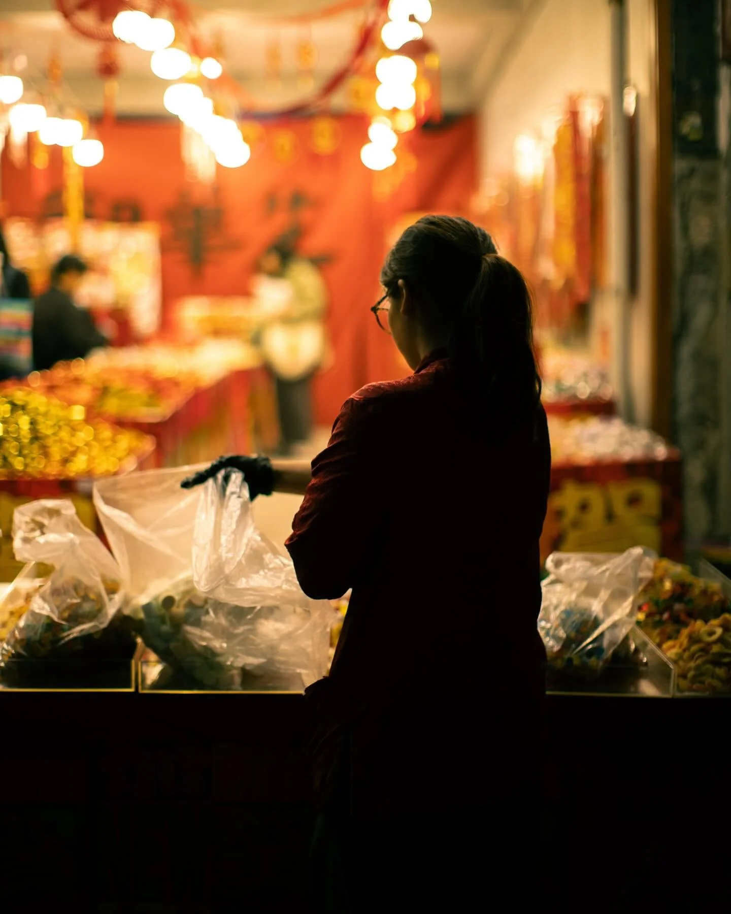 Amid the glow of red and gold, she works in gentle silence&mdash;
a lone silhouette 👤 weaving calm into the festival&rsquo;s shimmering rush.

📍Taipei 台北，Taiwan 台灣 🇹🇼

#taipeitravel #taiwan #taipei🇹🇼 #街頭攝影 #台北旅行 #台灣 #streetphotographer #streetp