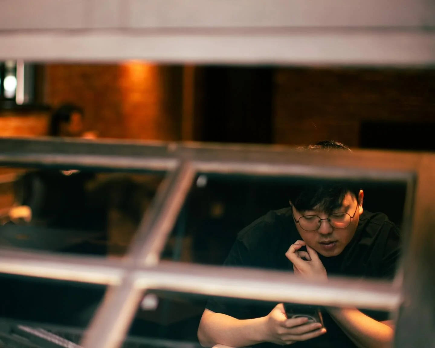 Between reflections and warm shadows, a quiet focus settles in.

📍Taipei 台北，Taiwan 台灣 🇹🇼

#taipei🇹🇼 #taiwantravel #taiwan #街頭攝影 #台北旅行 #台灣 #streetphotography #streetphotographer #50mmphotography #throughthewindow #focus #inthemoment #immersion #t