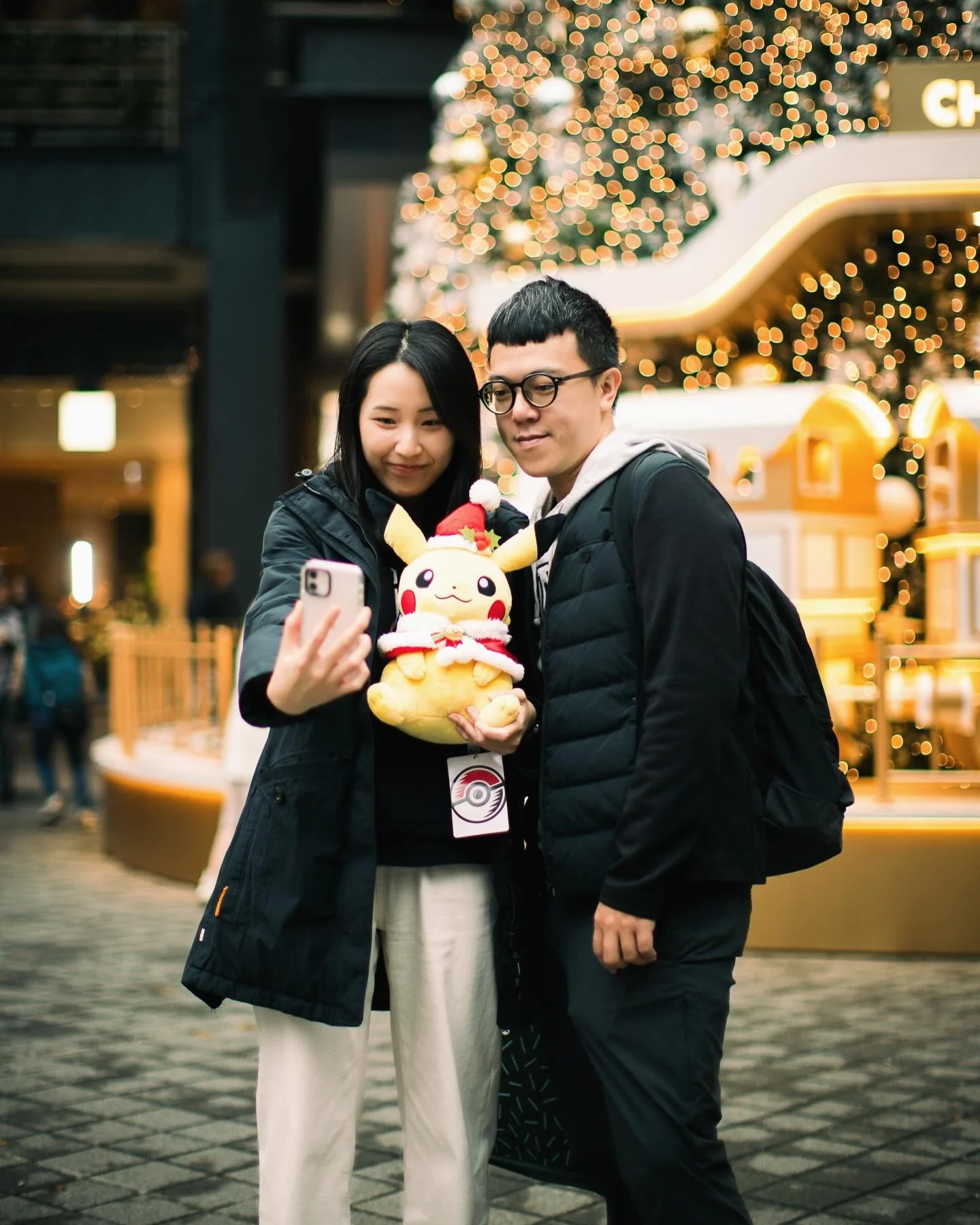 Amid shimmering holiday stars ⭐️ , they frame a moment&mdash;
soft laughter 😊, shared warmth, and a tiny spark of magic in between.

📍新光三越信義區區，台北，台灣 🇹🇼

#traveltaipei #ta&iuml;wan #taipei🇹🇼 #台北旅行 #街頭攝影 #台灣 #streetphotography #streetphotographer