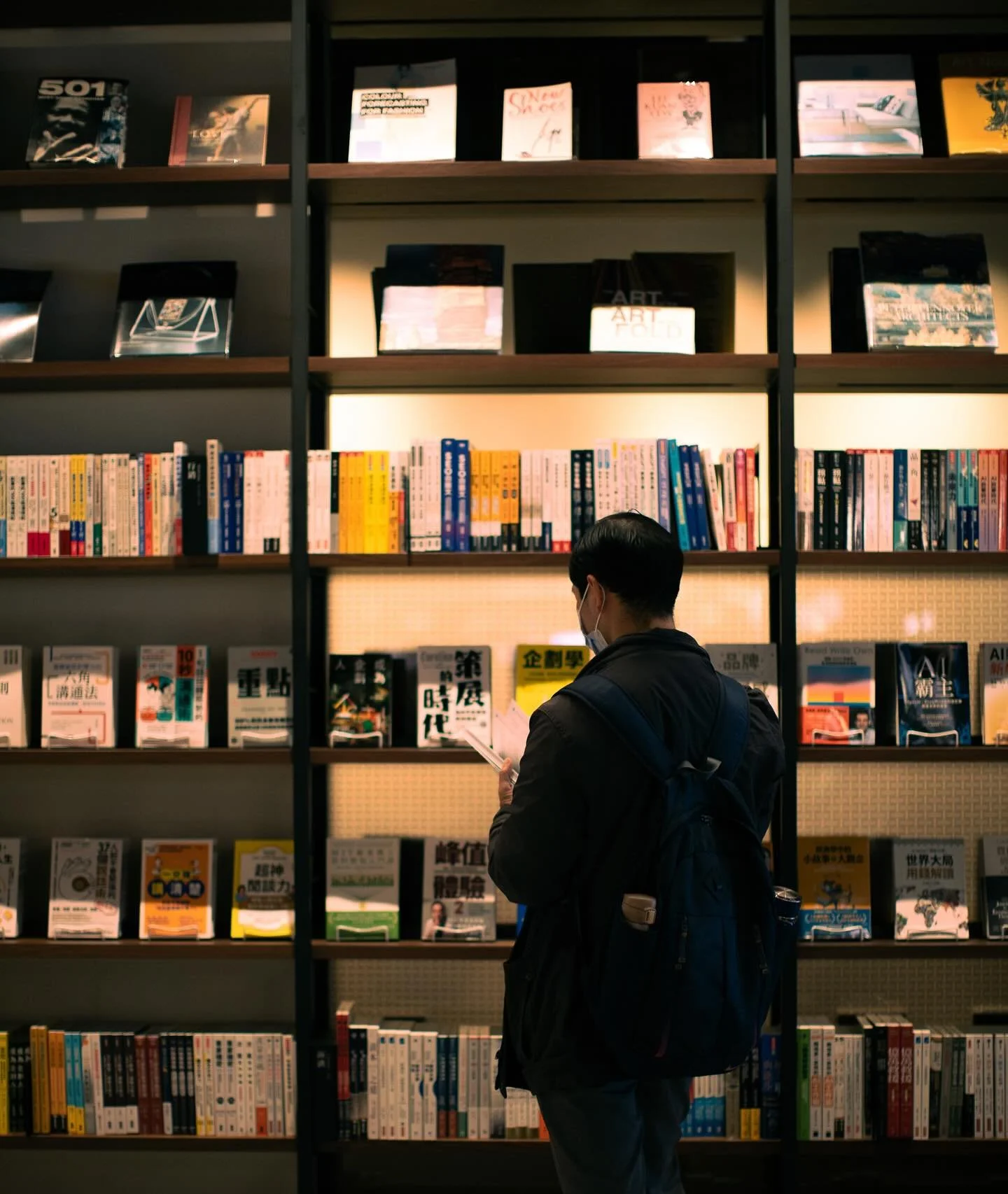 A moment of stillness in the library&rsquo;s hush, where one reader stands at the threshold of countless worlds.

📍Taipei 台北，Taiwan 台灣 🇹🇼

#taipeitravel #taiwan🇹🇼 #taiwantravel #台北 #台灣 #街頭攝影 #streetphotography #streetphotographer #library #readi