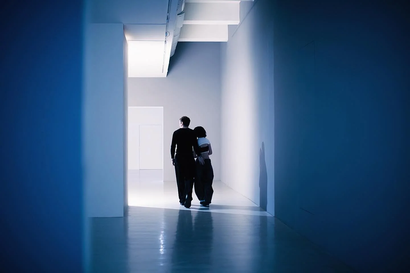 Guided by the glow at the end of the hall, walking into the unknown side by side.

📍Taipei Fine Arts Museum 台北立美術館 🇹🇼

#taipeifineartsmuseum #台北市立美術館 #silhouette #blueshadow #sidebyside