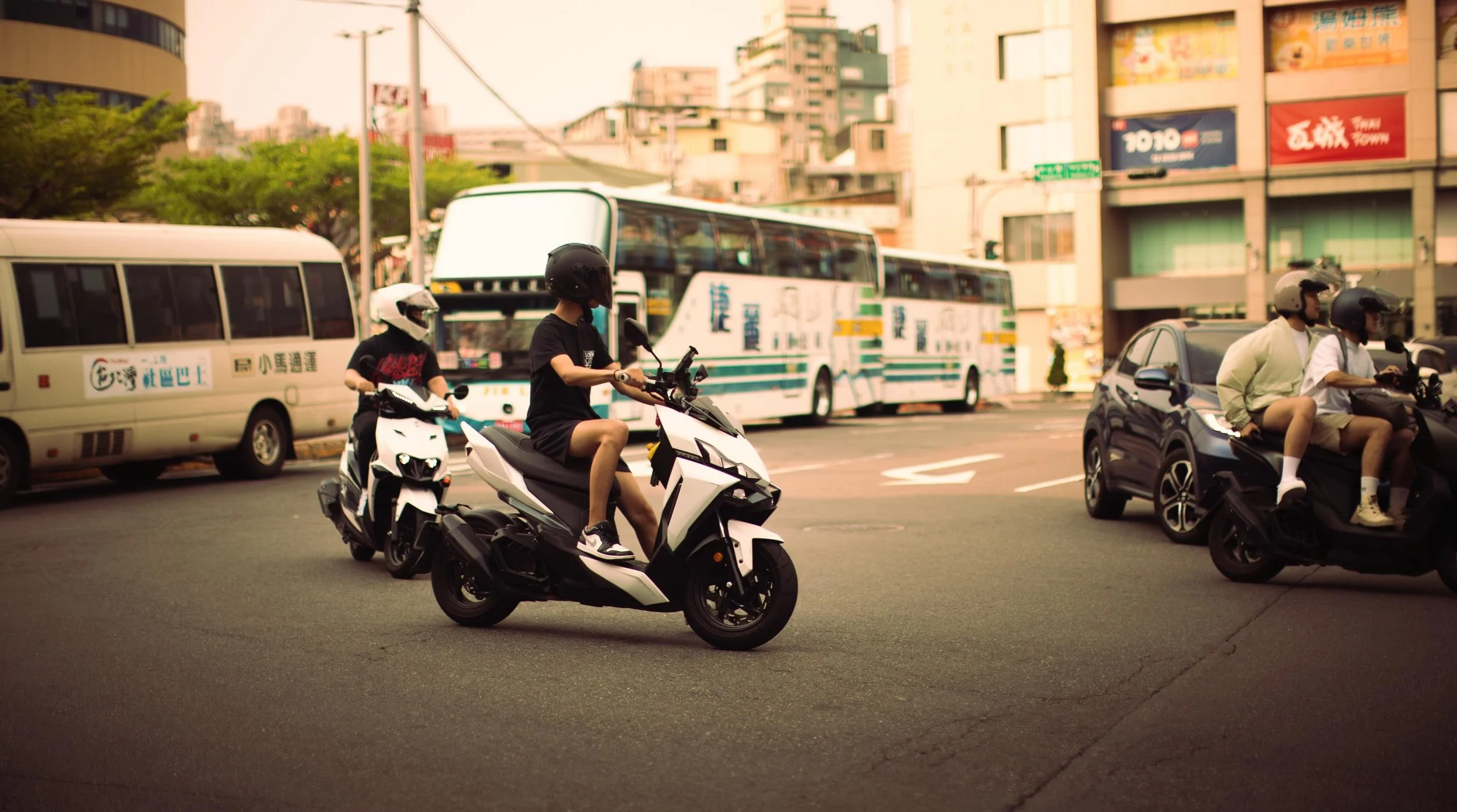 The Pulse of Taipei - Caught in the flow of the city&rsquo;s 🏙️ favorite way 🛵 to move.

📍Taipei, Taiwan 台北，台灣 🇹🇼

#vintagestyle #taipeilife #taipeistreetphotography #rushhour #movingthrough