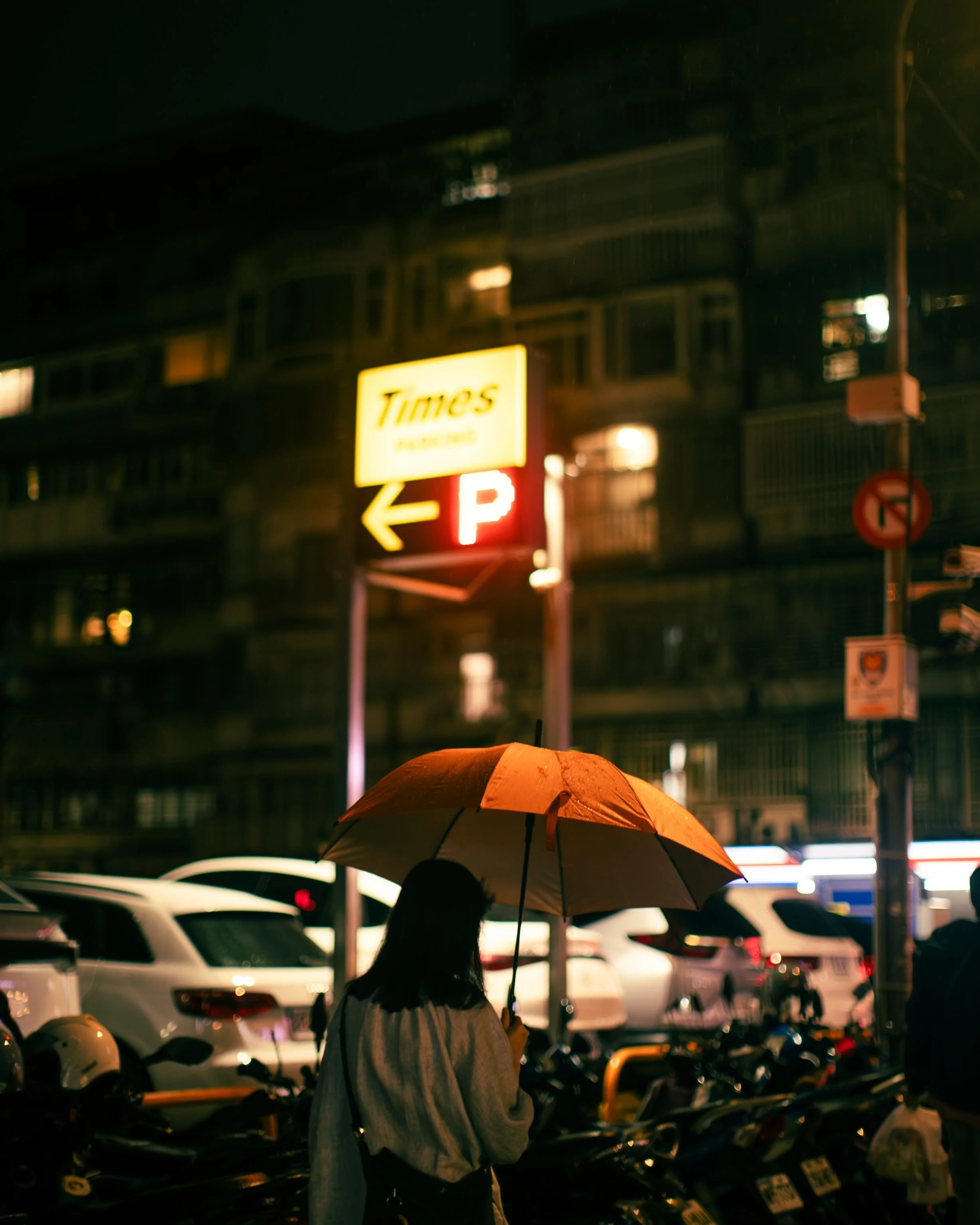 The rhythm of the rain ☔️, the glow of the signs, and nowhere else to be.

📍林森北路 Linsen N Road 🇹🇼

#orangeumbrella #taipeistreetphotography #streetphotography #nightlifephotographer #50mmstreetphotography
