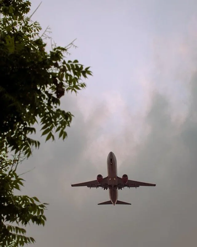 Silver wings carving a path through a cloud of haze into the clear blue. 

📍圓山，台北，台灣 🇹🇼

#taipeistreetphotography #lookingup #catchingthemoment #50mmstreetphotography #airplanespotting