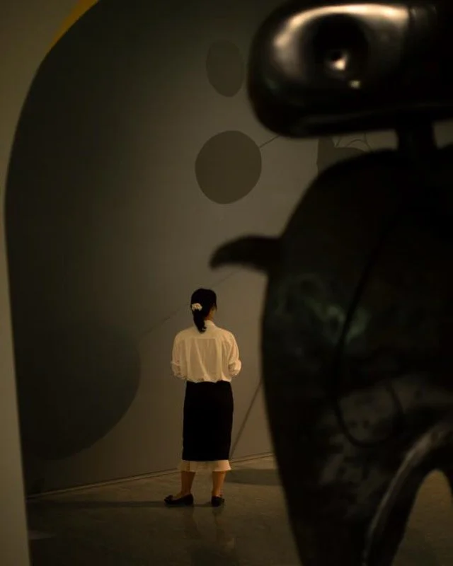 A dialogue between the curve of the sculpture and the stillness of the spectator. 

📍富邦美術館，台北，台灣 🇹🇼

#taipeistreetphotography #fubonartmuseum #富邦美術館 #stillness #capturingthemoment