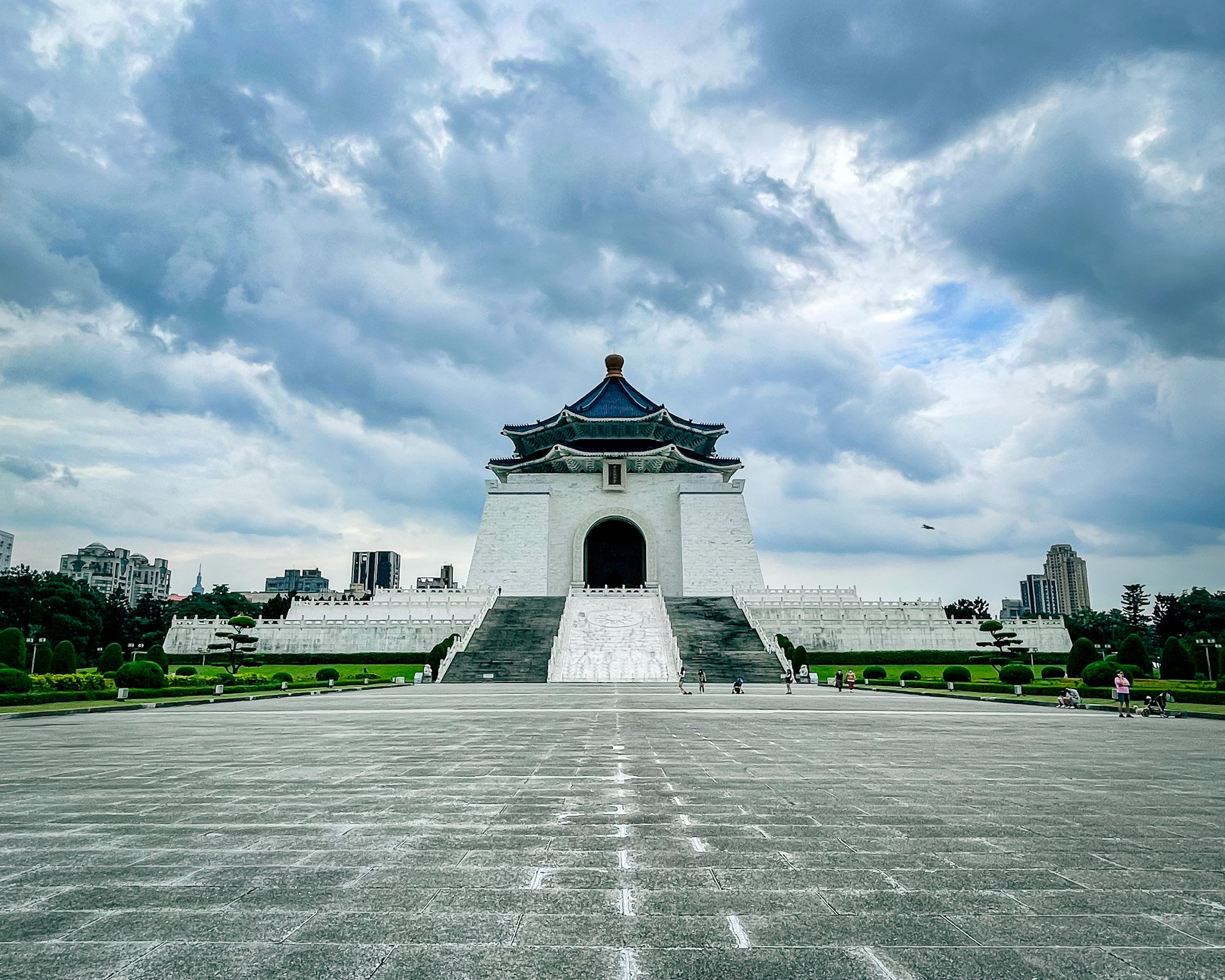 kushphoto-taipei-memorial-hall-plaza-clouds-2022.jpg