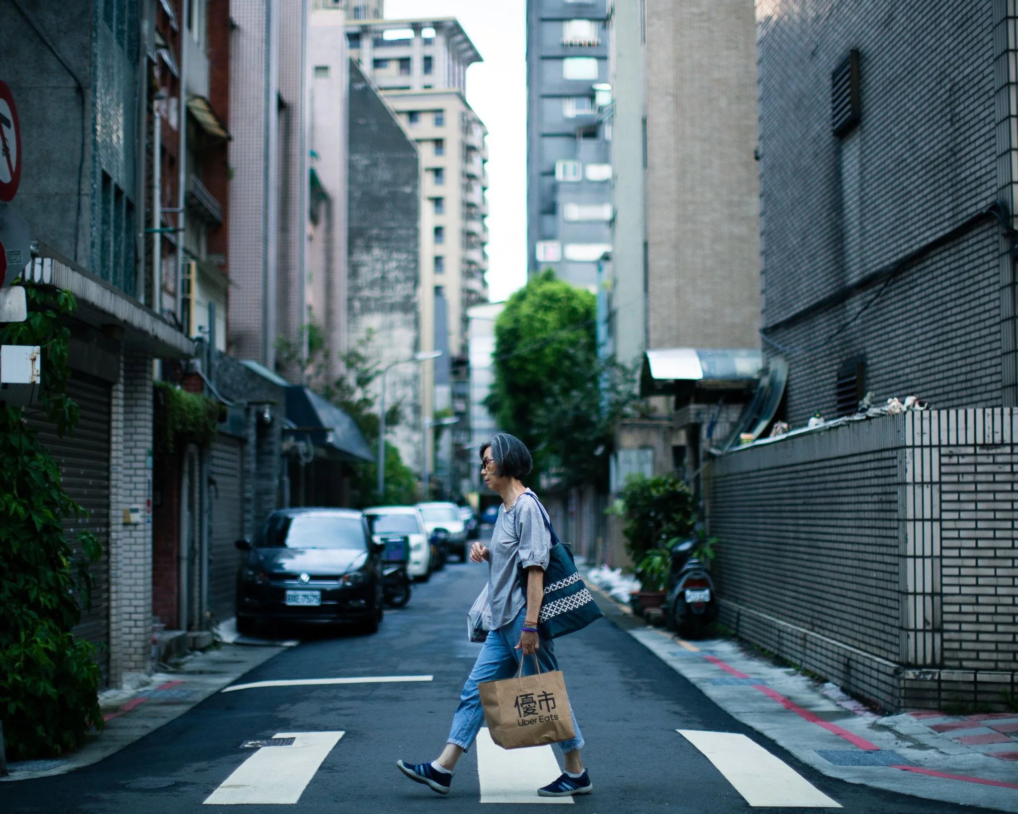 kushphoto-taipei-elderly-woman-crossing-alley-2024.jpg