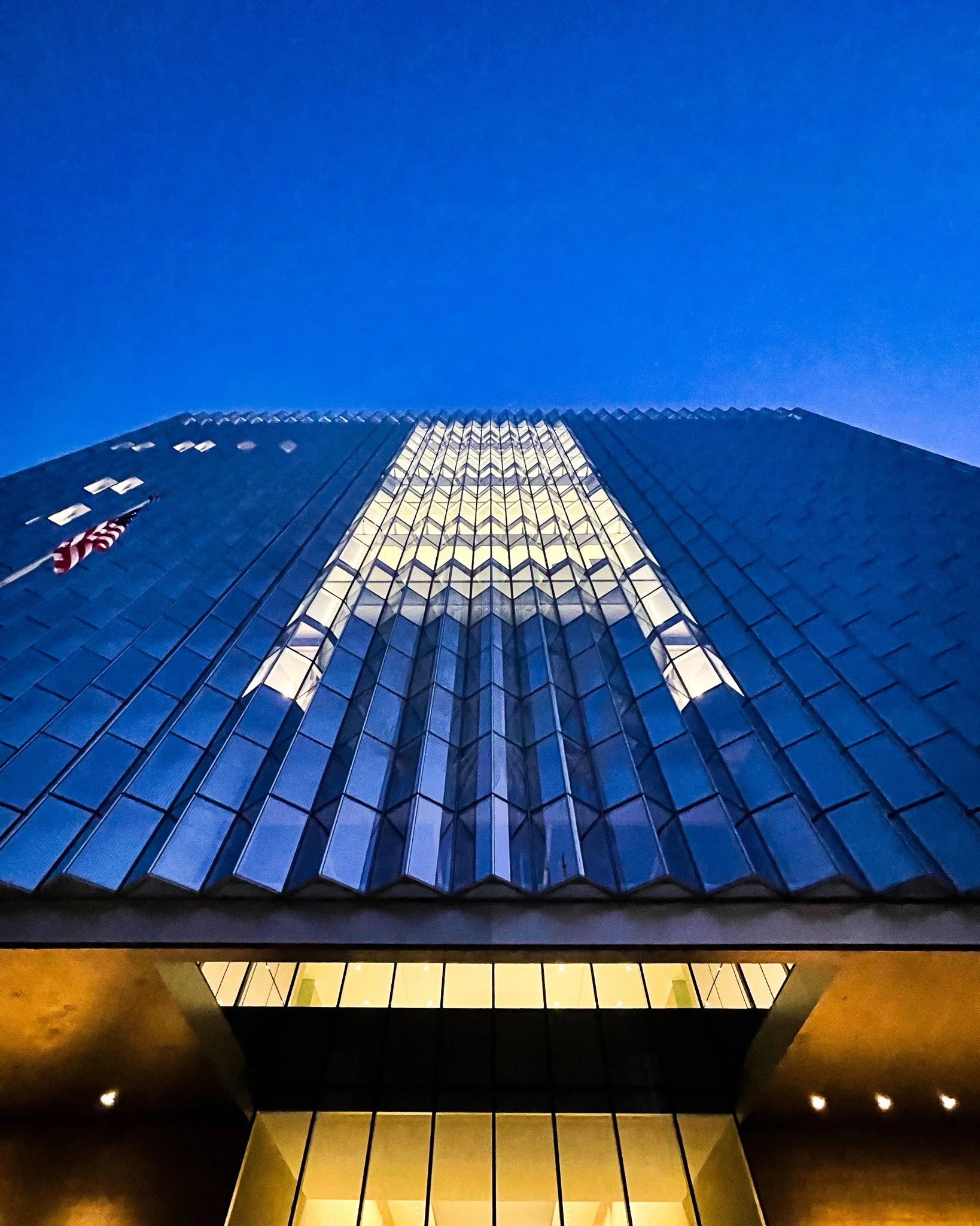 kushphoto-los-angeles-glass-tower-looking-up-2023.jpg