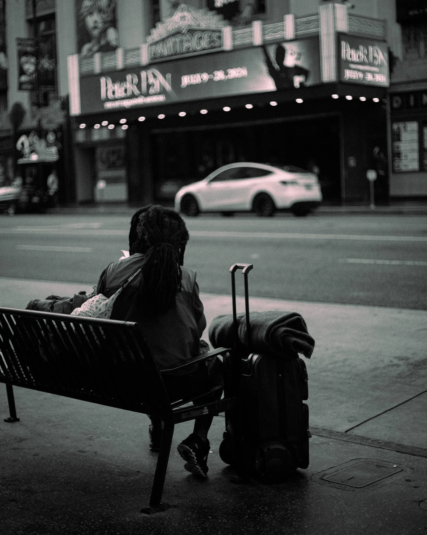 kushphoto-los-angeles-woman-waiting-bench-theatre-2023.jpg