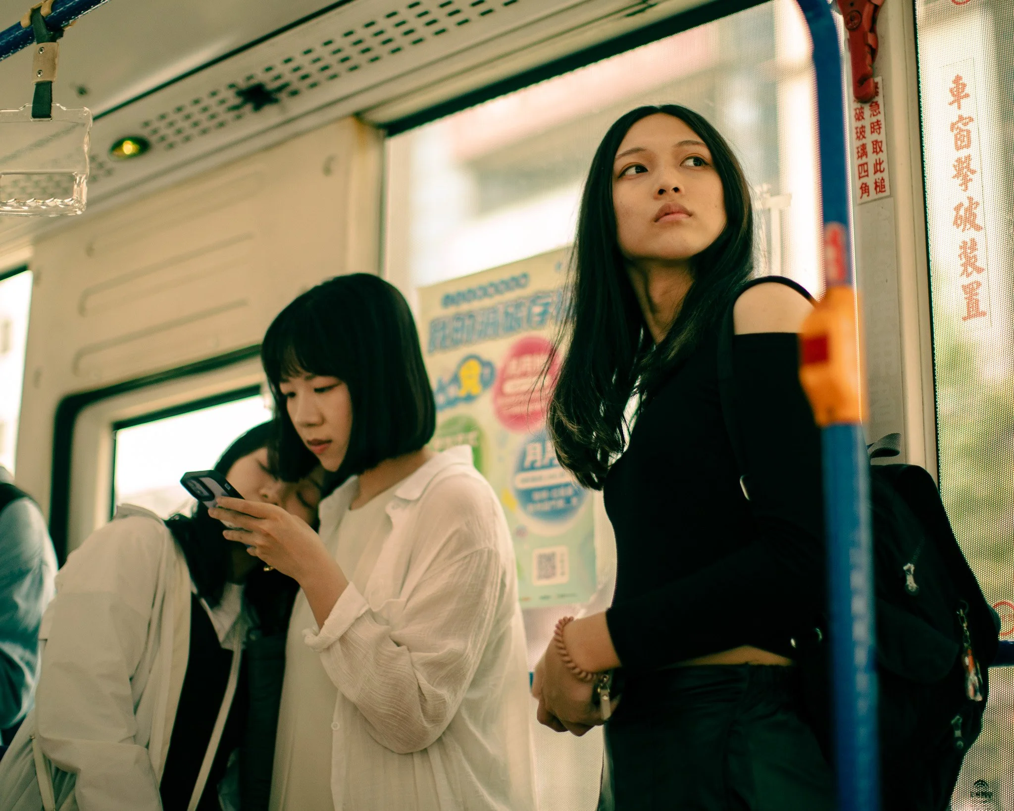 kushphoto-taiwan-bus-commuters-standing-window-2025.jpg