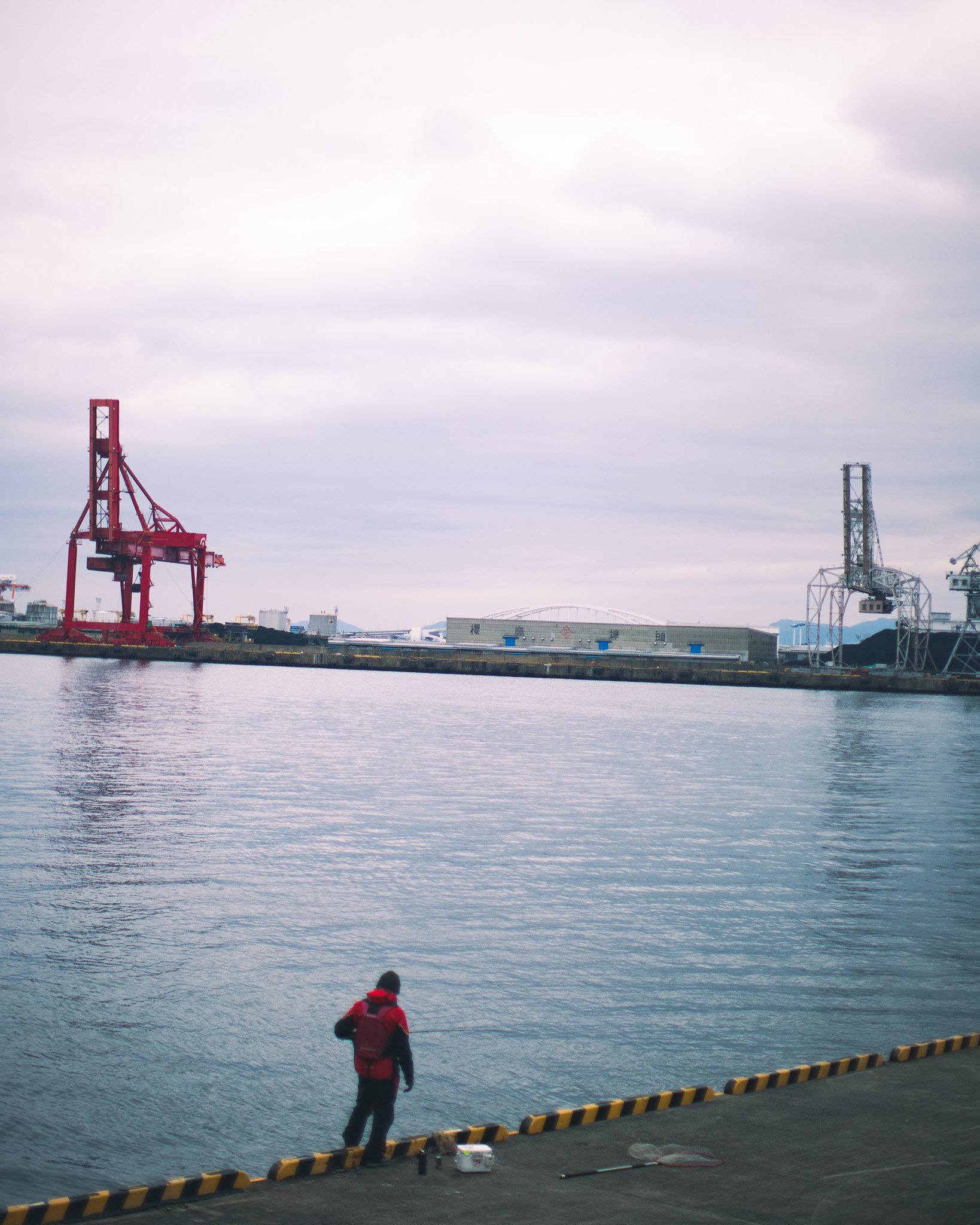 kushphoto-osaka-harbor-crane-fisherman-2025.jpg