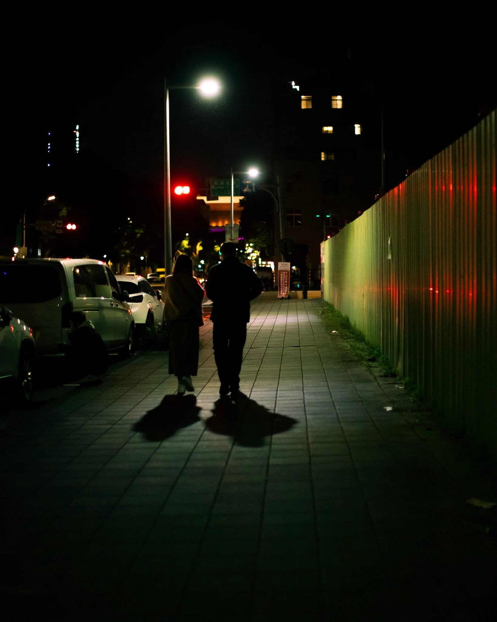 kushphoto-taipei-couple-walking-night-sidewalk-2025.jpg