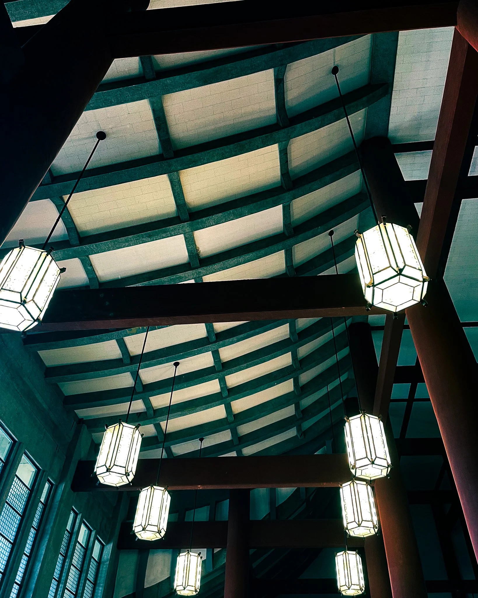 kushphoto-taiwan-wooden-beams-hanging-lanterns-2022.jpg