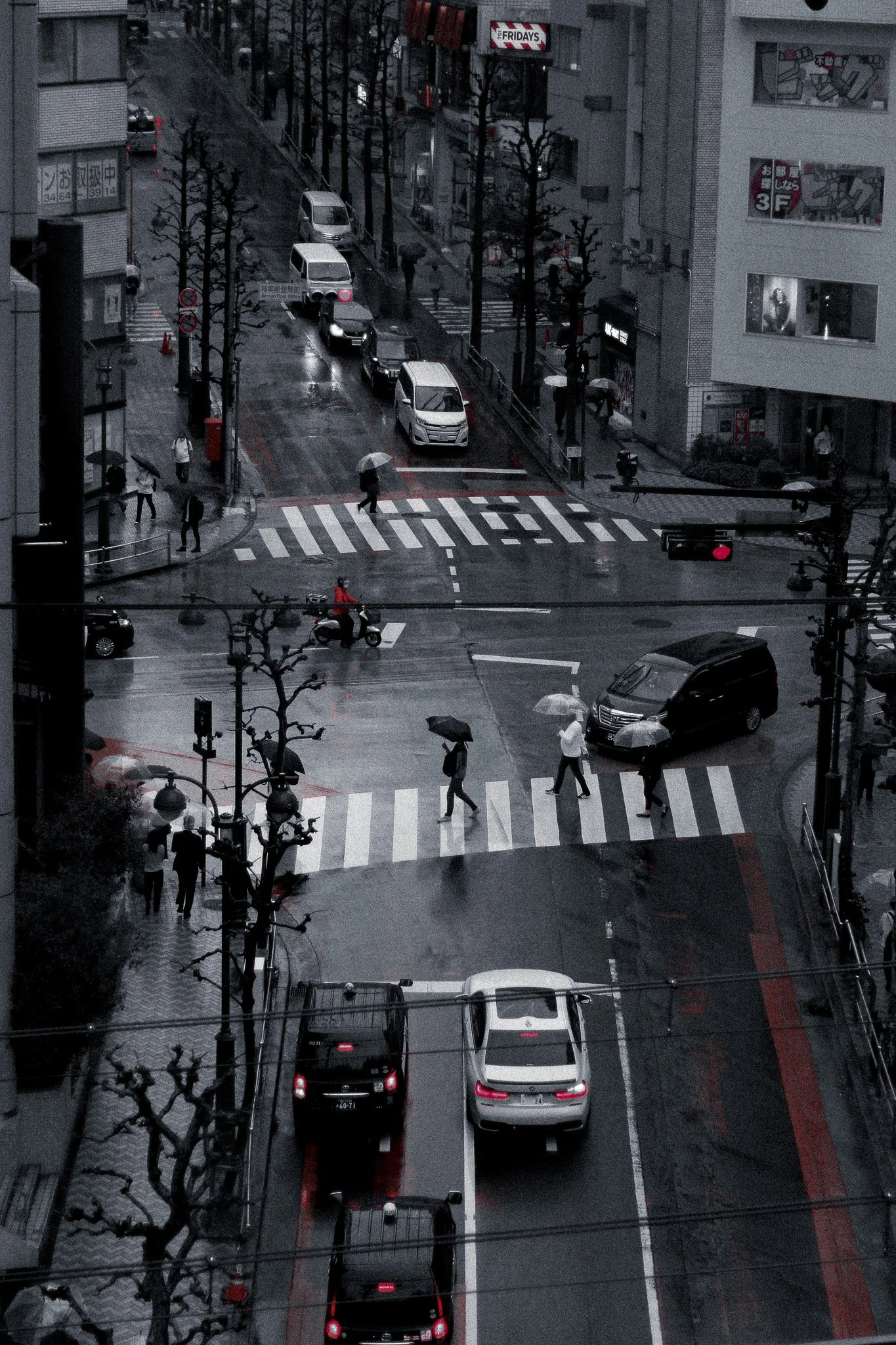 kushphoto-japan-rainy-intersection-umbrellas-aerial-2023.jpg