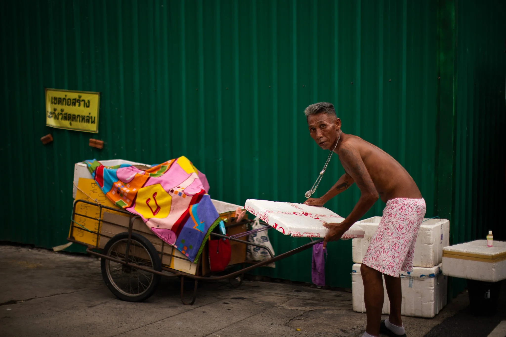 kushphoto-bangkok-cart-vendor-green-wall-2024.jpg
