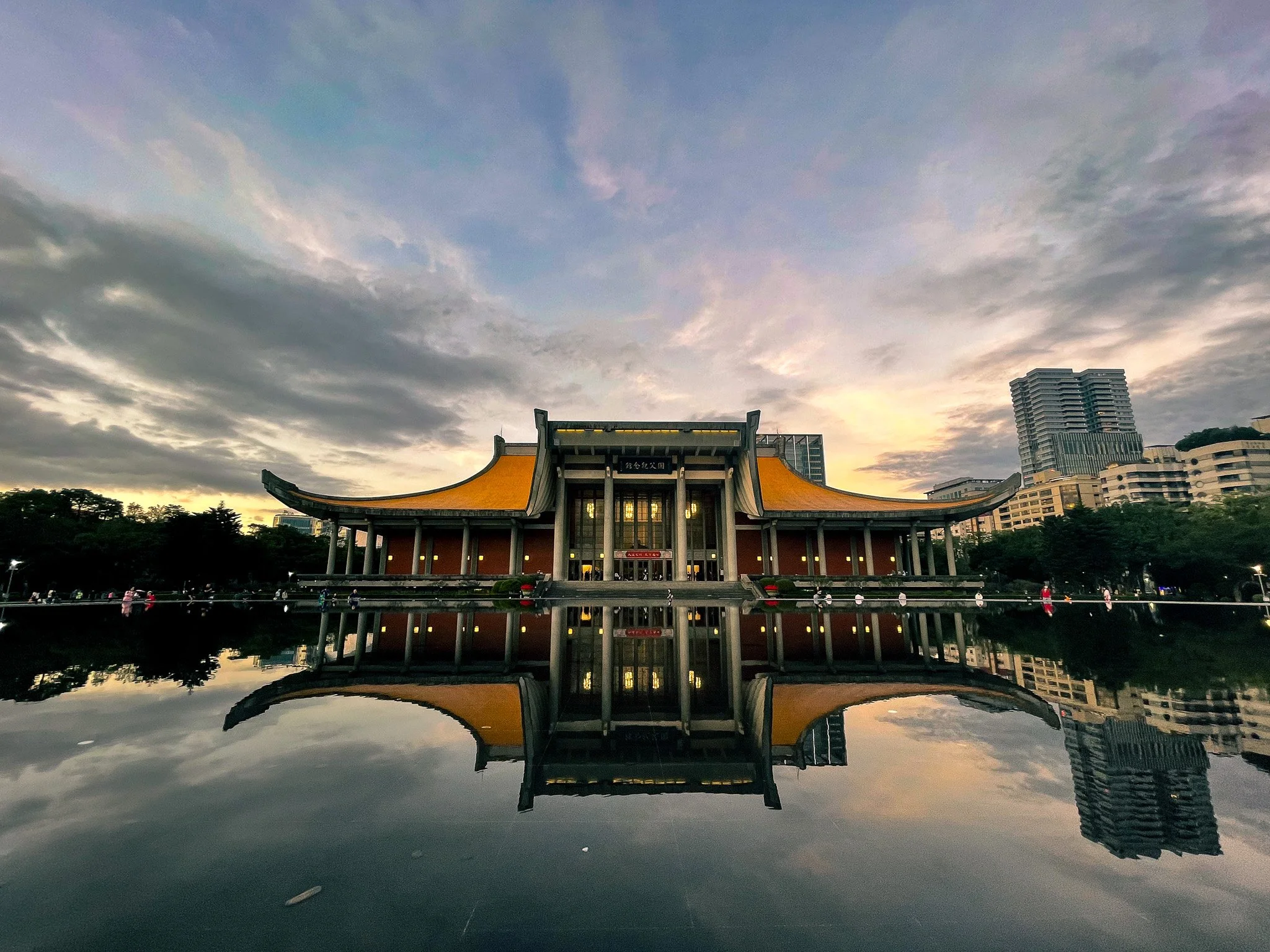 kushphoto-taipei-sun-yat-sen-hall-pond-reflection-2023.jpg