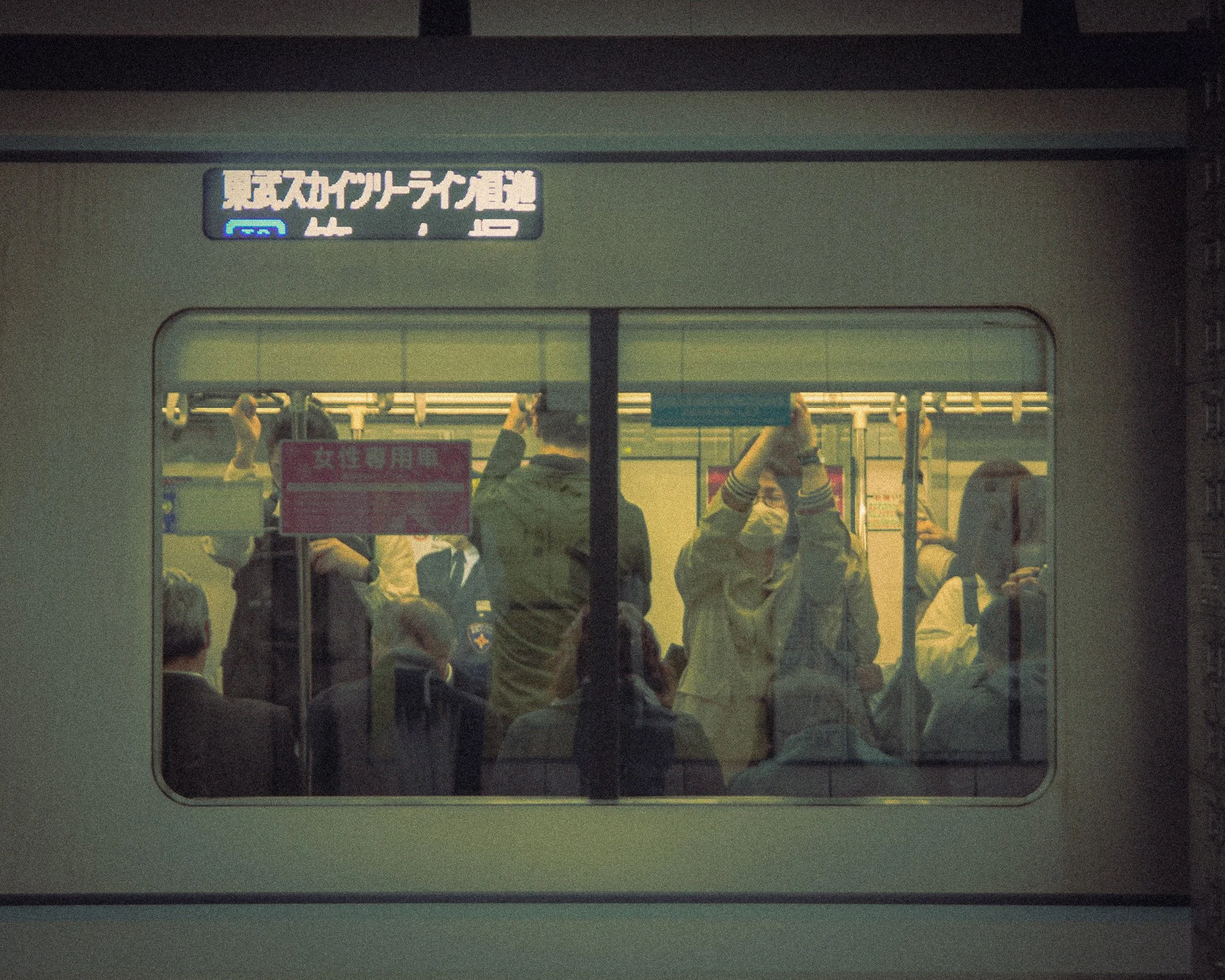 kushphoto-tokyo-crowded-train-window-commuters-2023.jpg