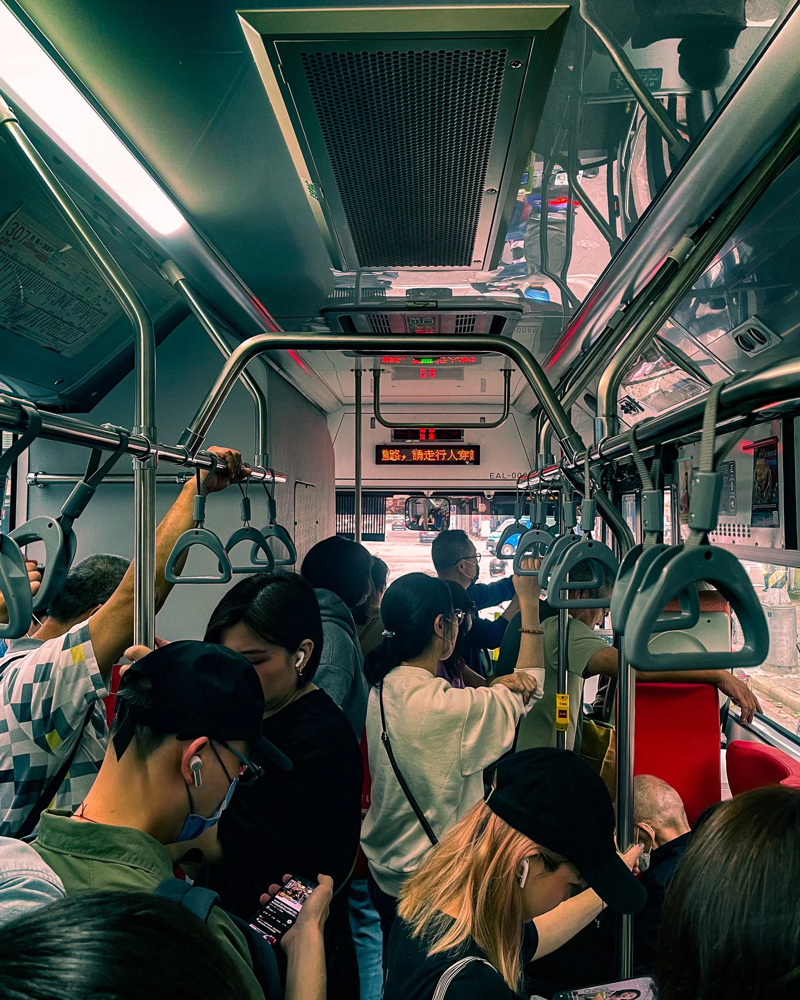 kushphoto-taipei-crowded-bus-interior-commuters-2024.jpg