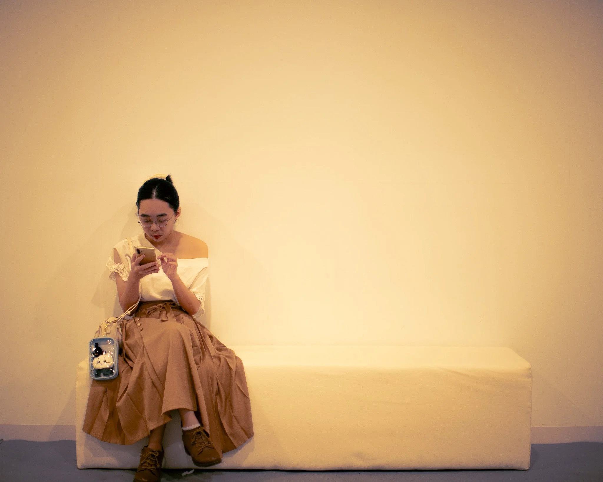 kushphoto-taiwan-woman-phone-lit-bench-2025.jpg