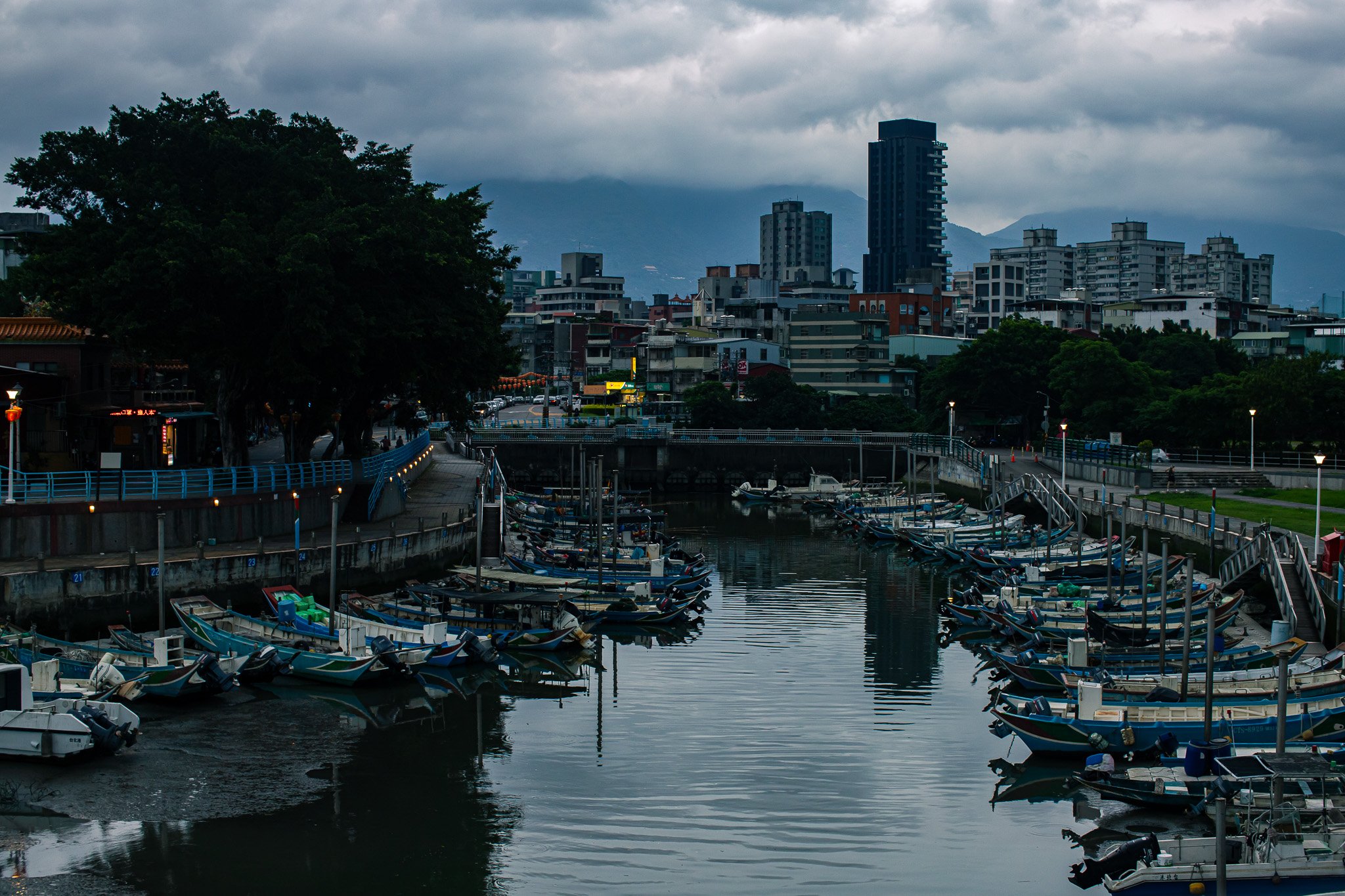 kushphoto-taiwan-fishing-boats-harbor-mountains-2024.jpg