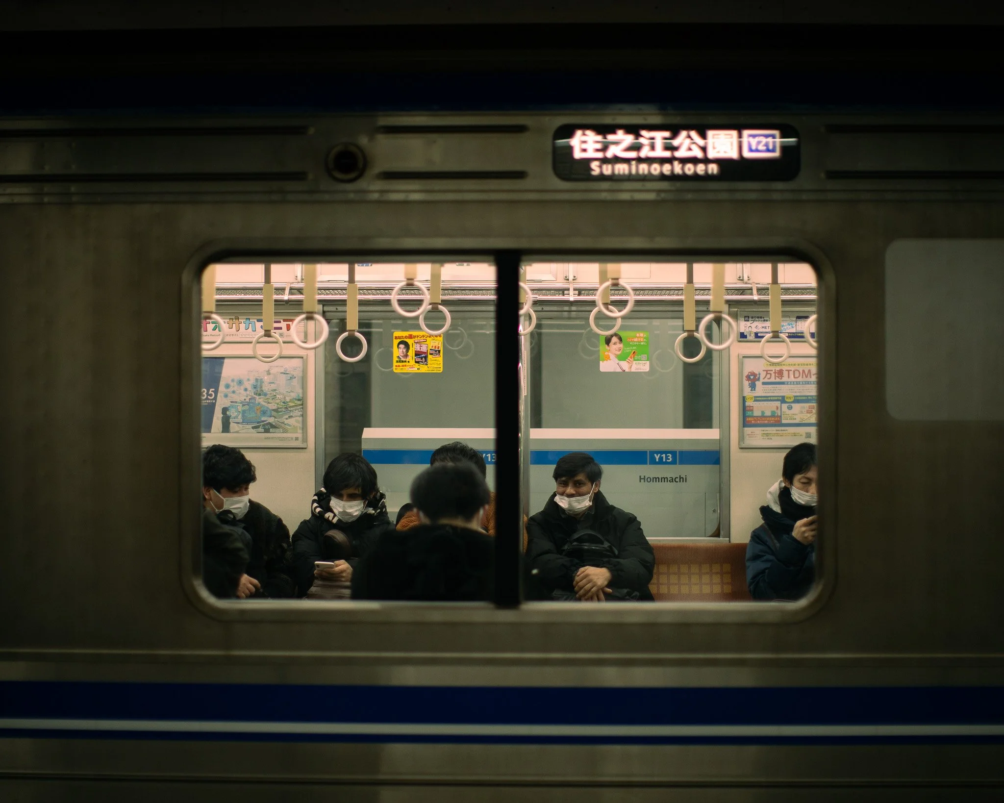 kushphoto-osaka-subway-window-masked-passengers-2025.jpg
