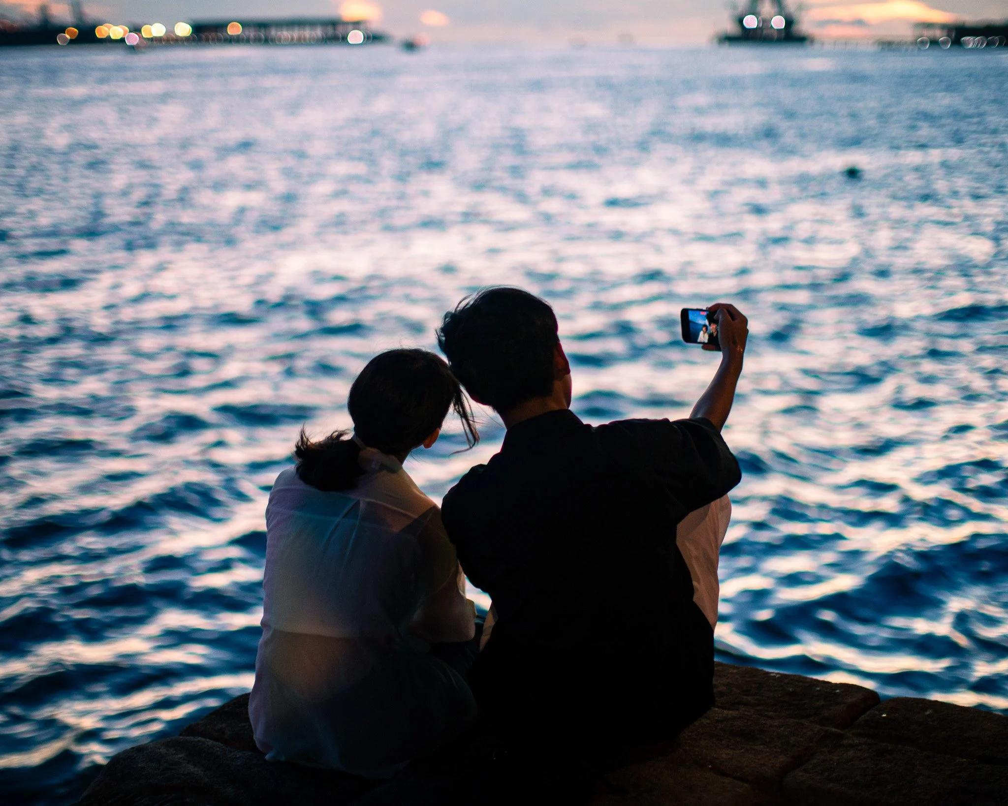 kushphoto-taiwan-couple-selfie-sea-dusk-2024.jpg