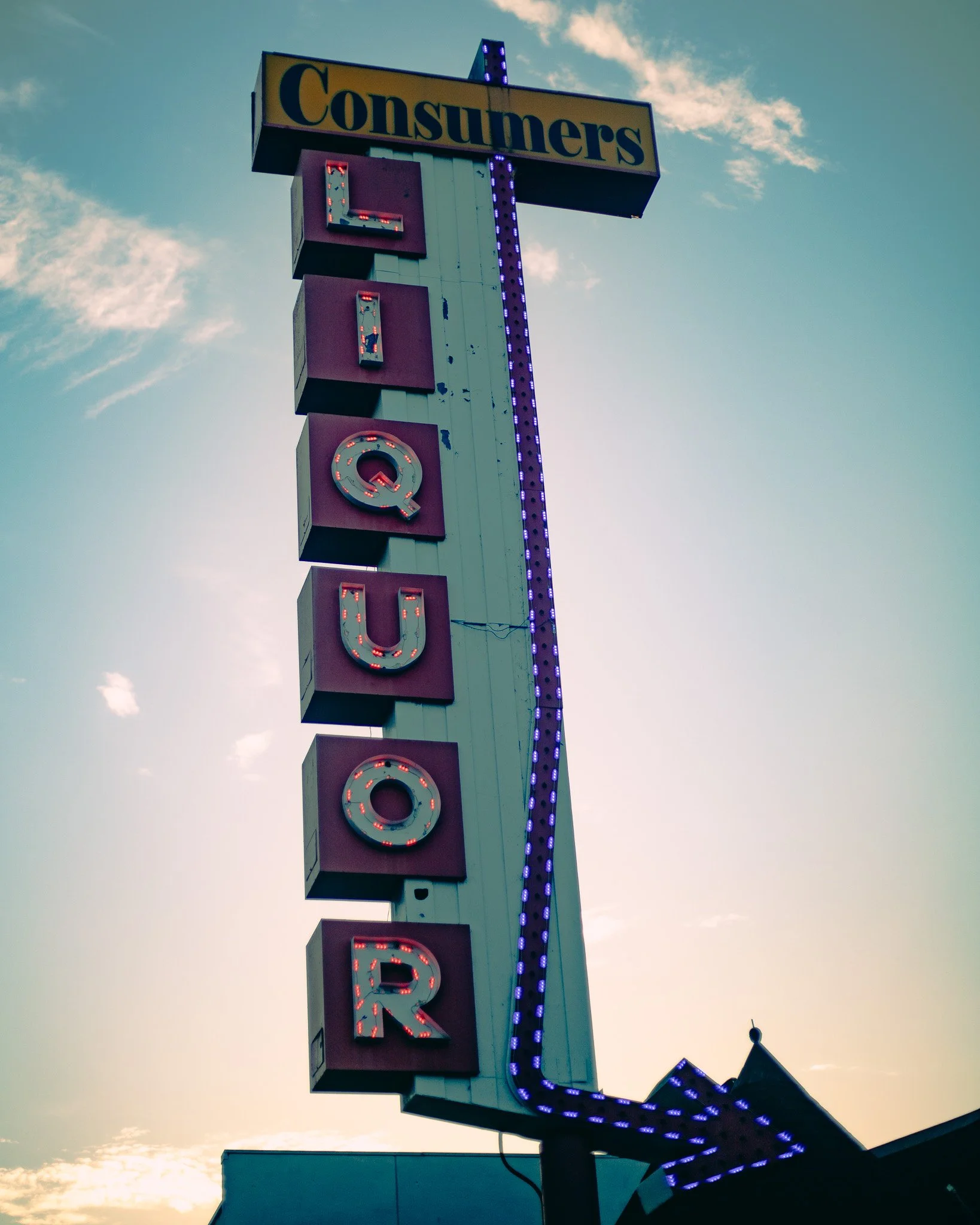 kushphoto-usa-liquor-store-neon-sign-2023.jpg
