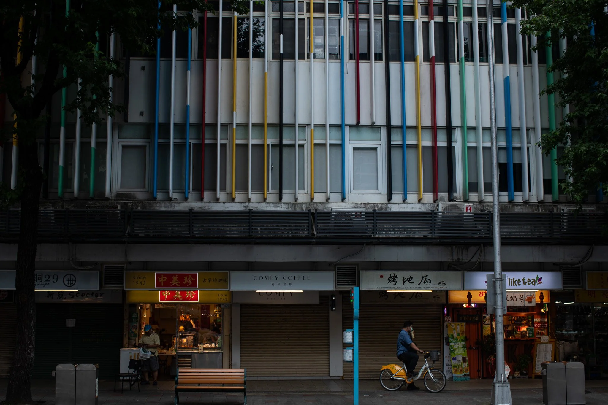 kushphoto-taipei-colorful-pipe-building-storefronts-2024.jpg