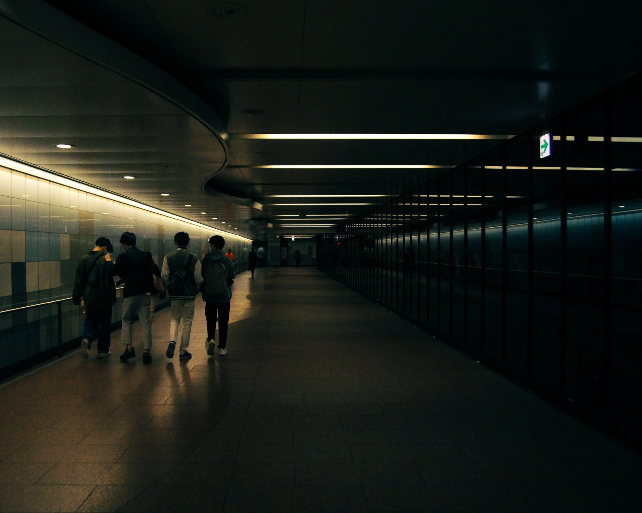 kushphoto-japan-subway-underpass-walkers-2023.jpg