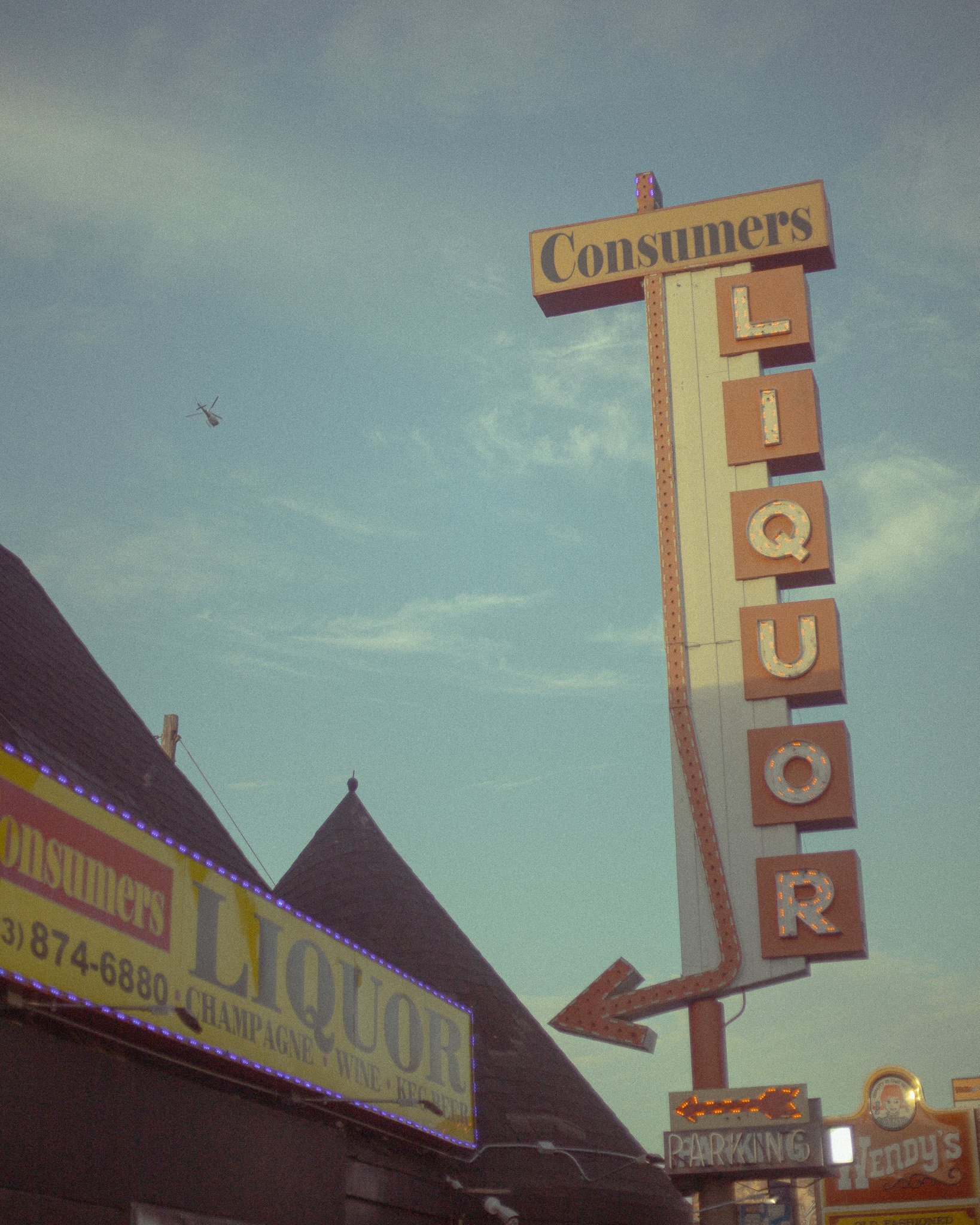kushphoto-usa-vintage-liquor-store-sign-2023.jpg