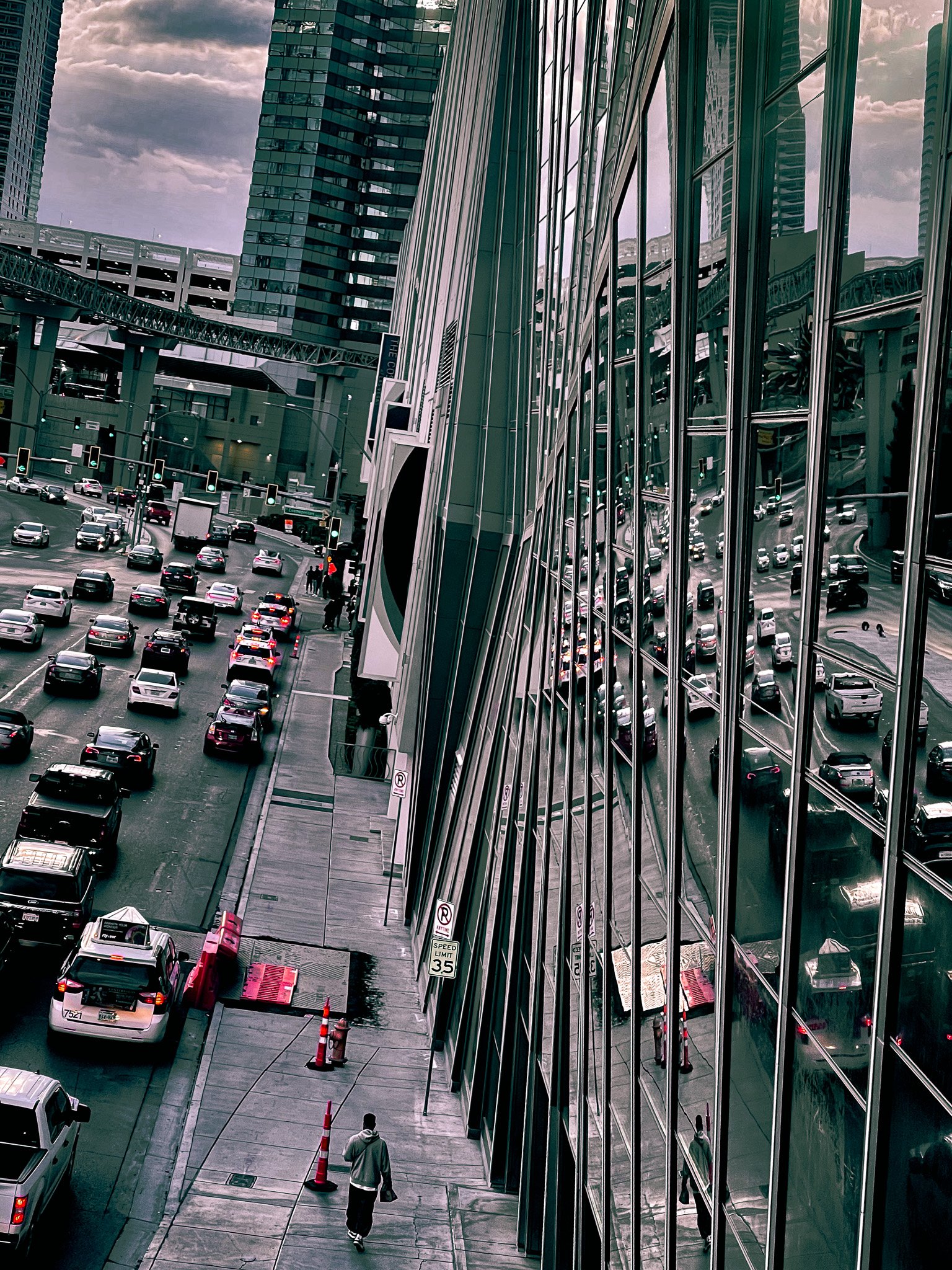 kushphoto-usa-downtown-traffic-glass-reflection-2024.jpg