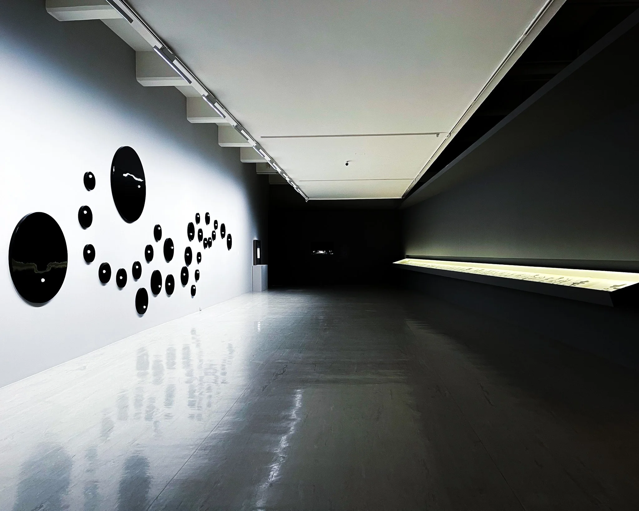 kushphoto-taiwan-gallery-black-discs-wall-2022.jpg