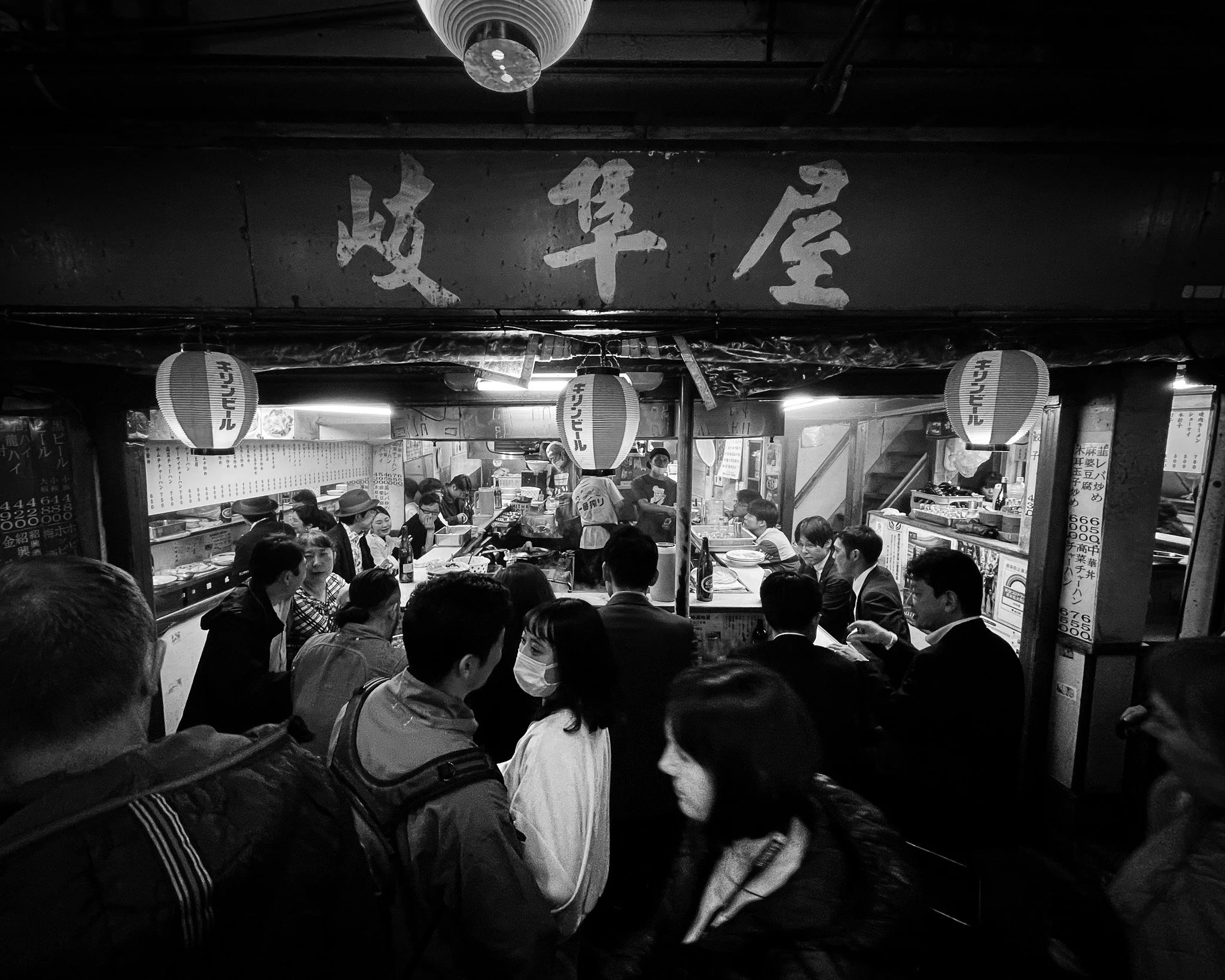 kushphoto-tokyo-crowded-alley-eatery-lanterns-2023.jpg
