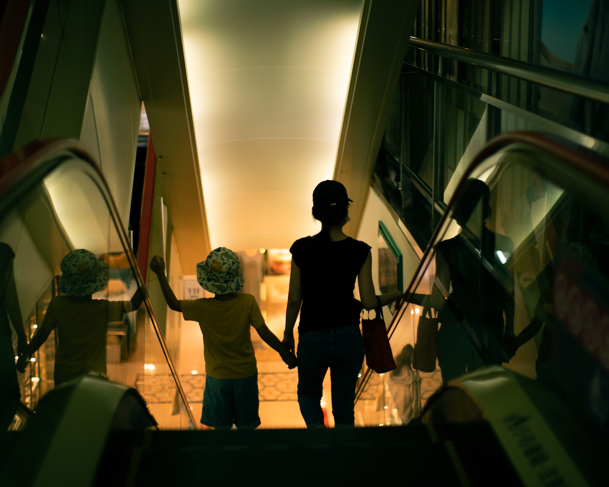 kushphoto-taiwan-mother-child-escalator-silhouette-2024.jpg