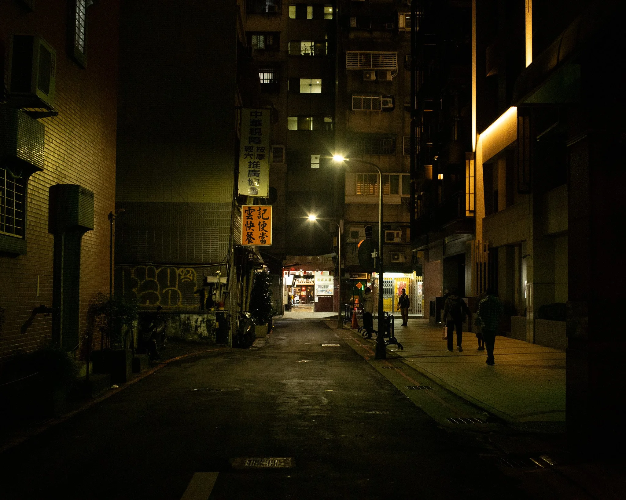 kushphoto-taipei-night-alley-glowing-signs-2024.jpg