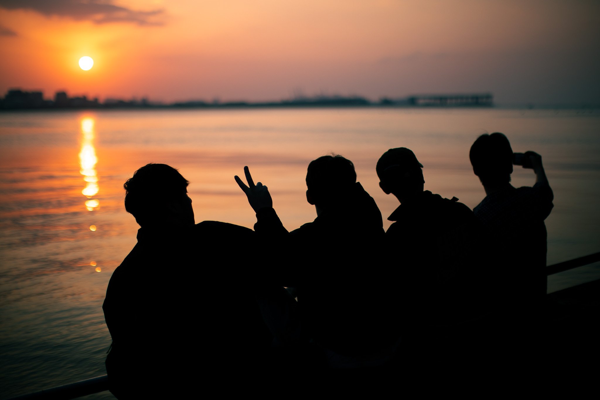 kushphoto-taiwan-friends-riverside-sunset-2025.jpg