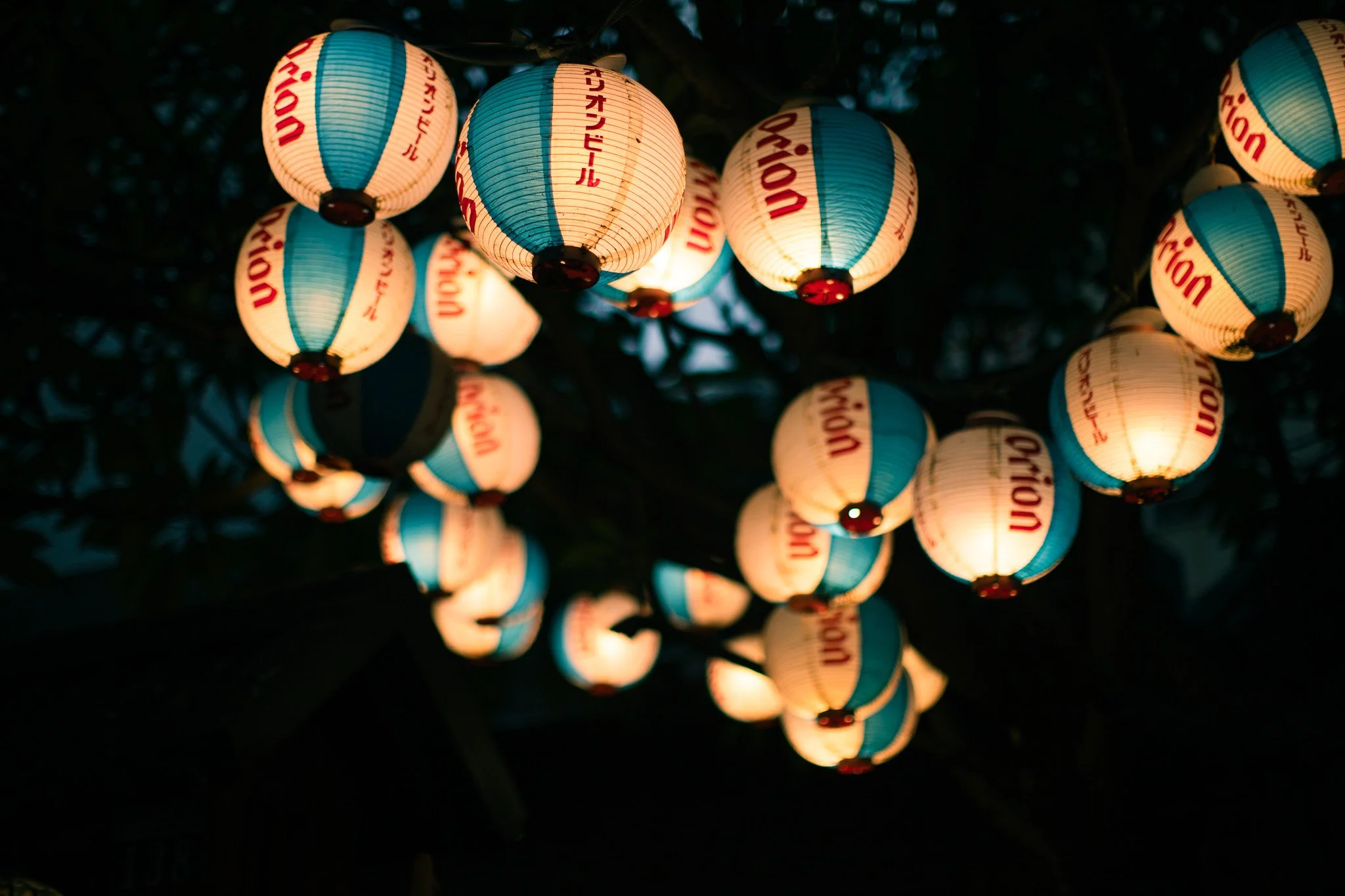 kushphoto-taiwan-glowing-paper-lanterns-night-2024.jpg