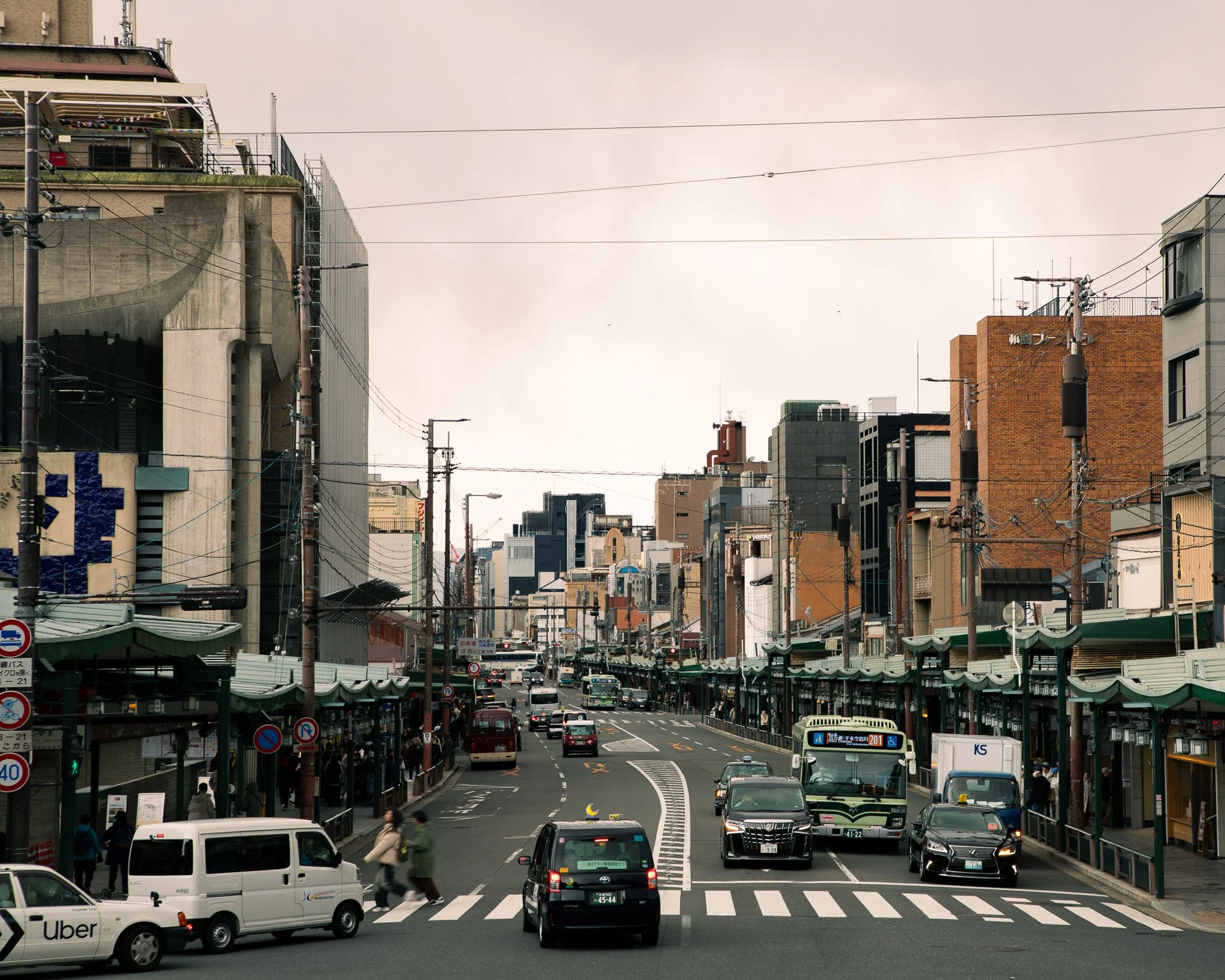 kushphoto-kyoto-gion-street-cars-bus-2025.jpg