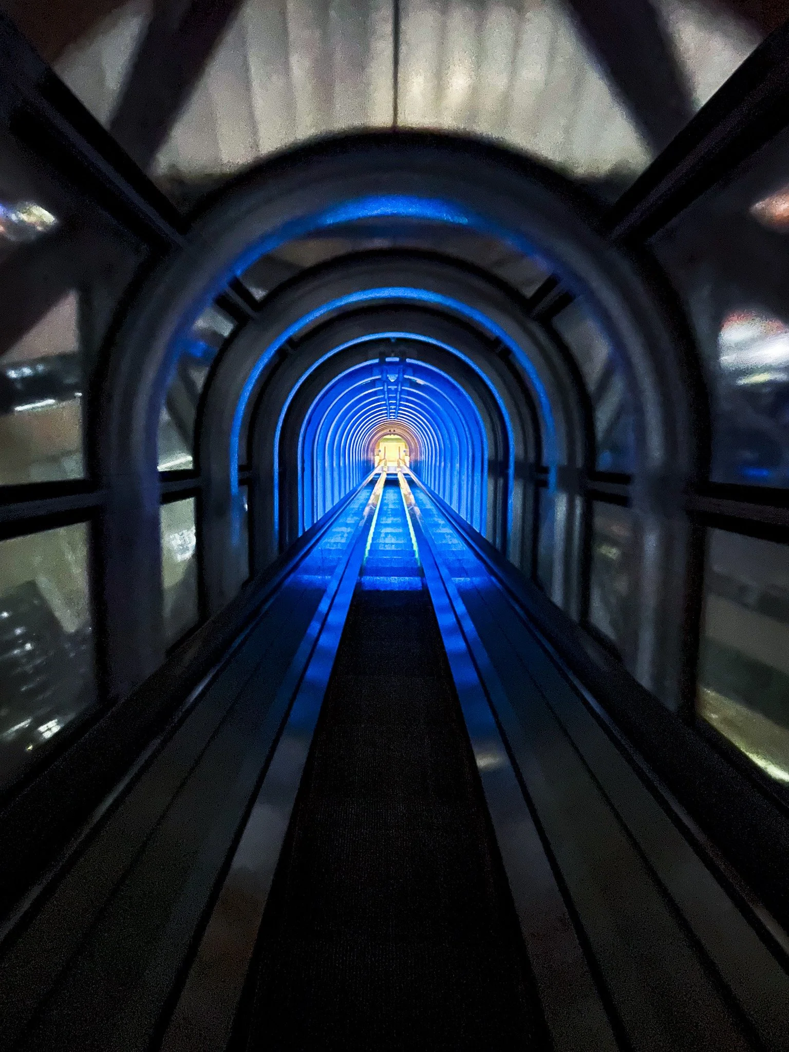 kushphoto-osaka-escalator-tunnel-lights-2024.jpg