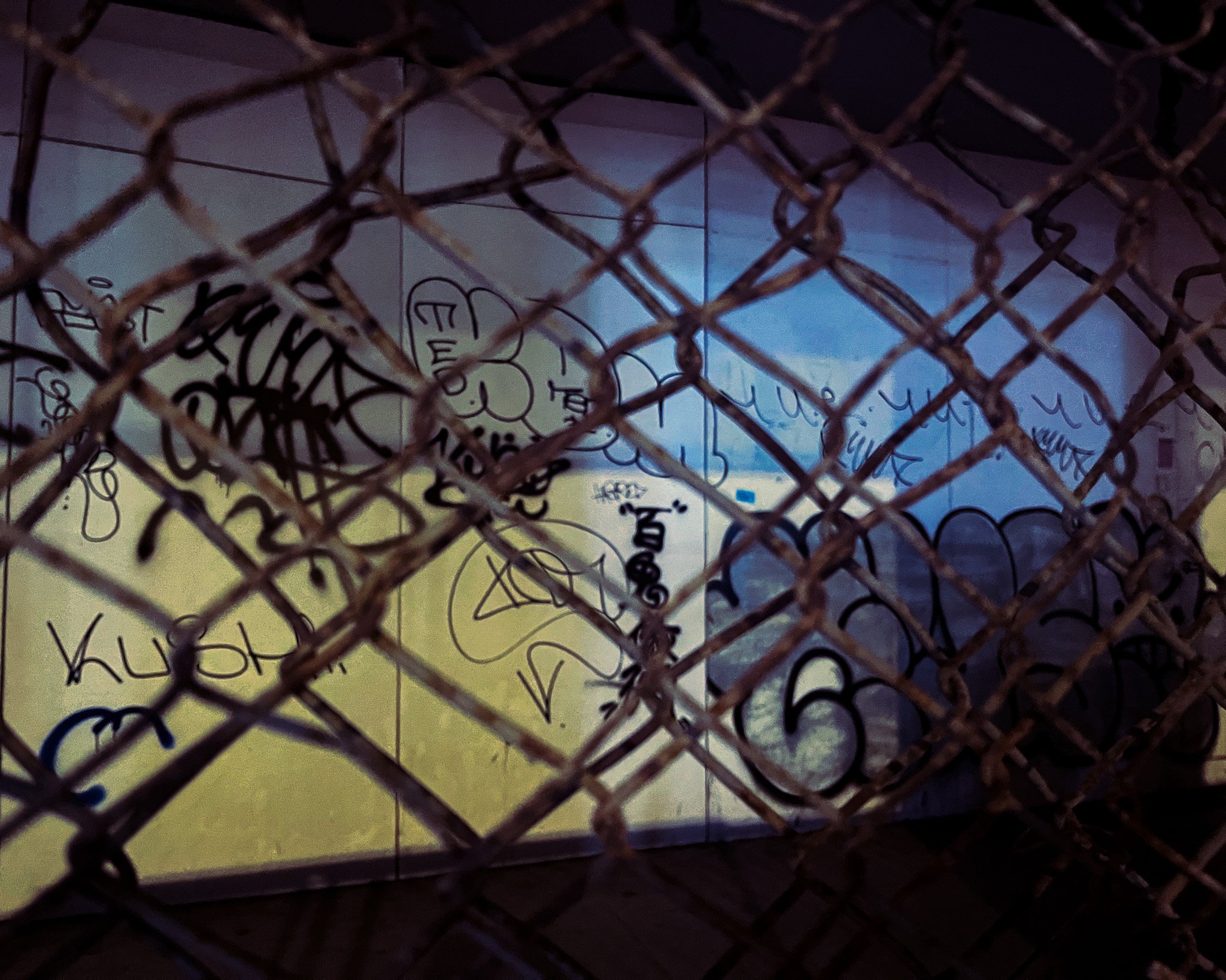 kushphoto-taiwan-chainlink-fence-graffiti-wall-2024.jpg