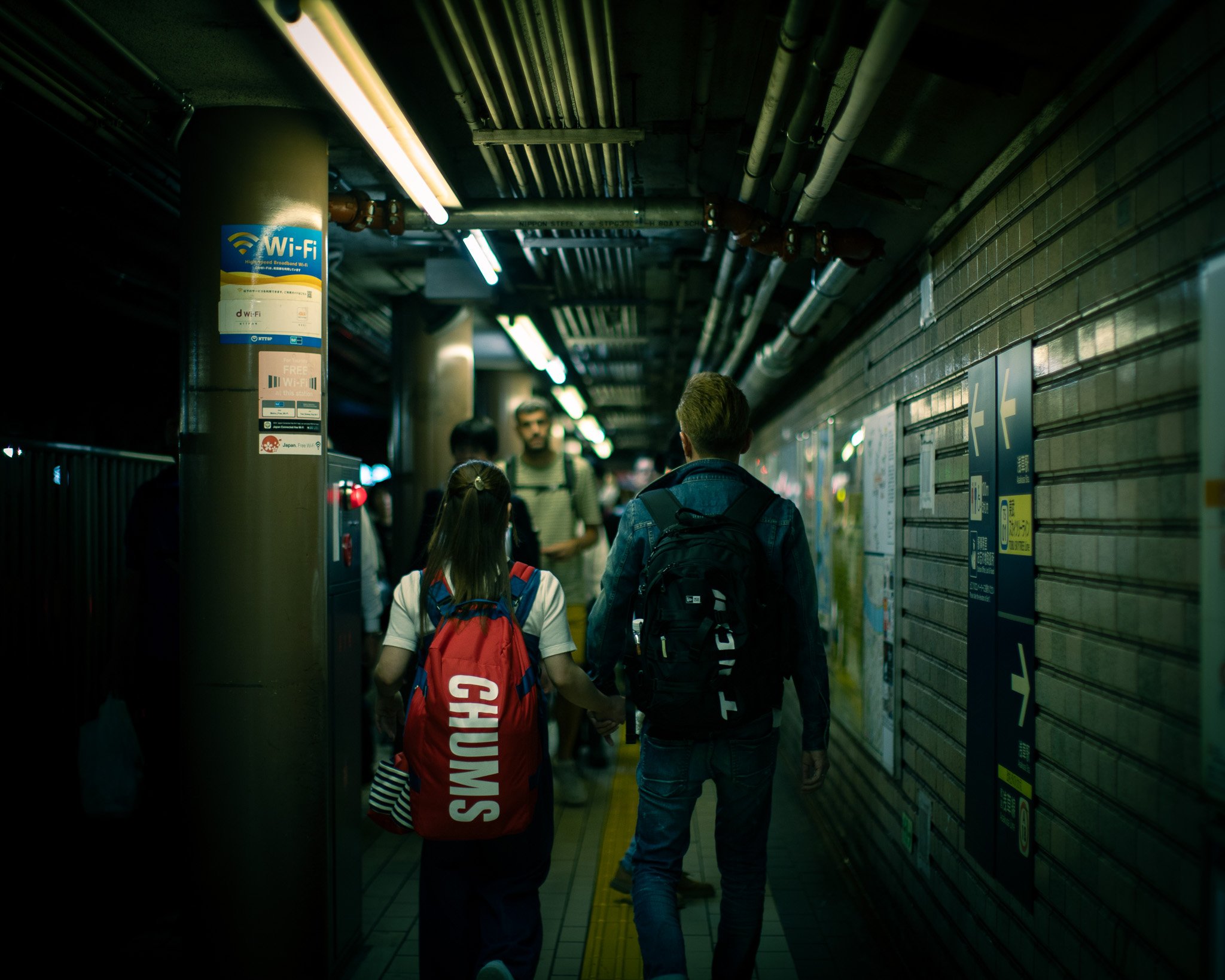 kushphoto-japan-subway-corridor-backpacks-couple-2024.jpg