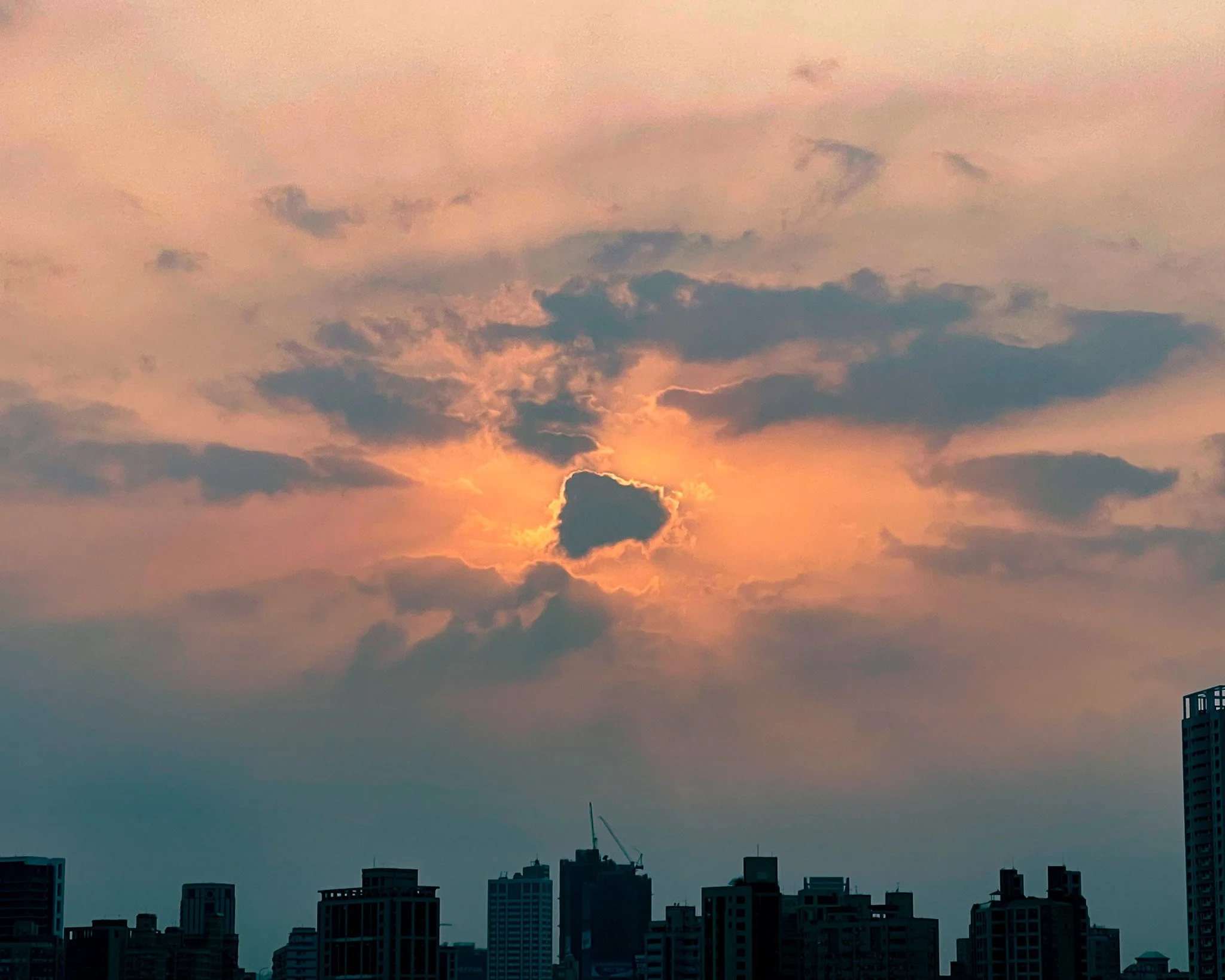kushphoto-taiwan-sunset-clouds-city-skyline-2024.jpg