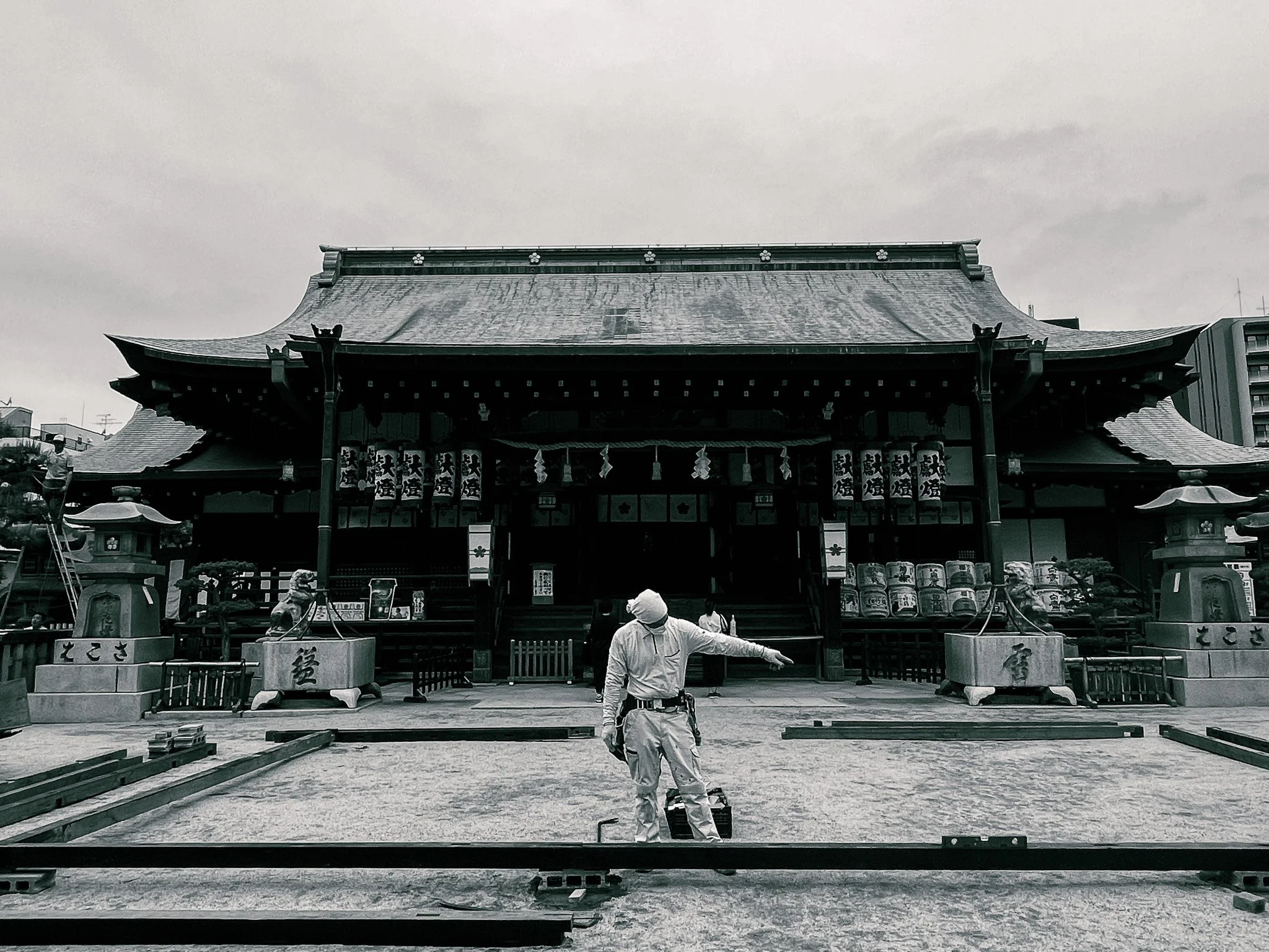 kushphoto-osaka-worker-shrine-monochrome-2024.jpg