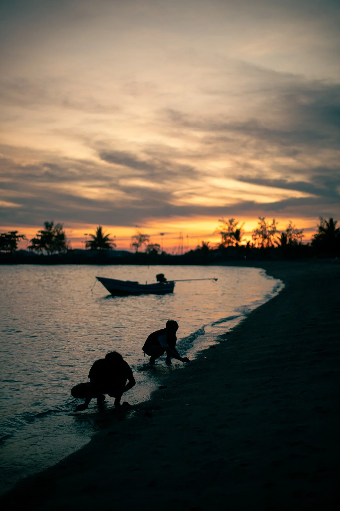kushphoto-ko-pha-ngan-mae-haad-beach-longtail-boat-2024.jpg