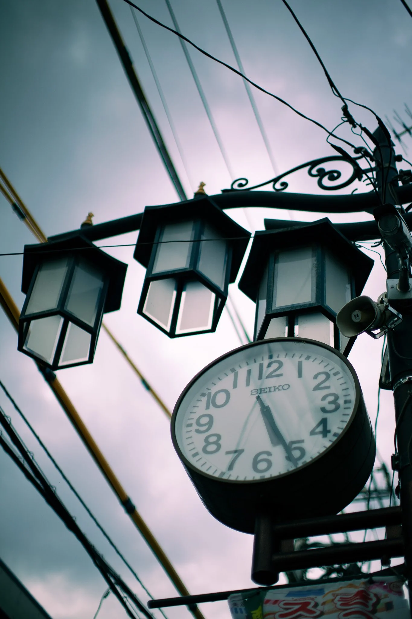 kushphoto-japan-street-clock-lantern-post-2024.jpg