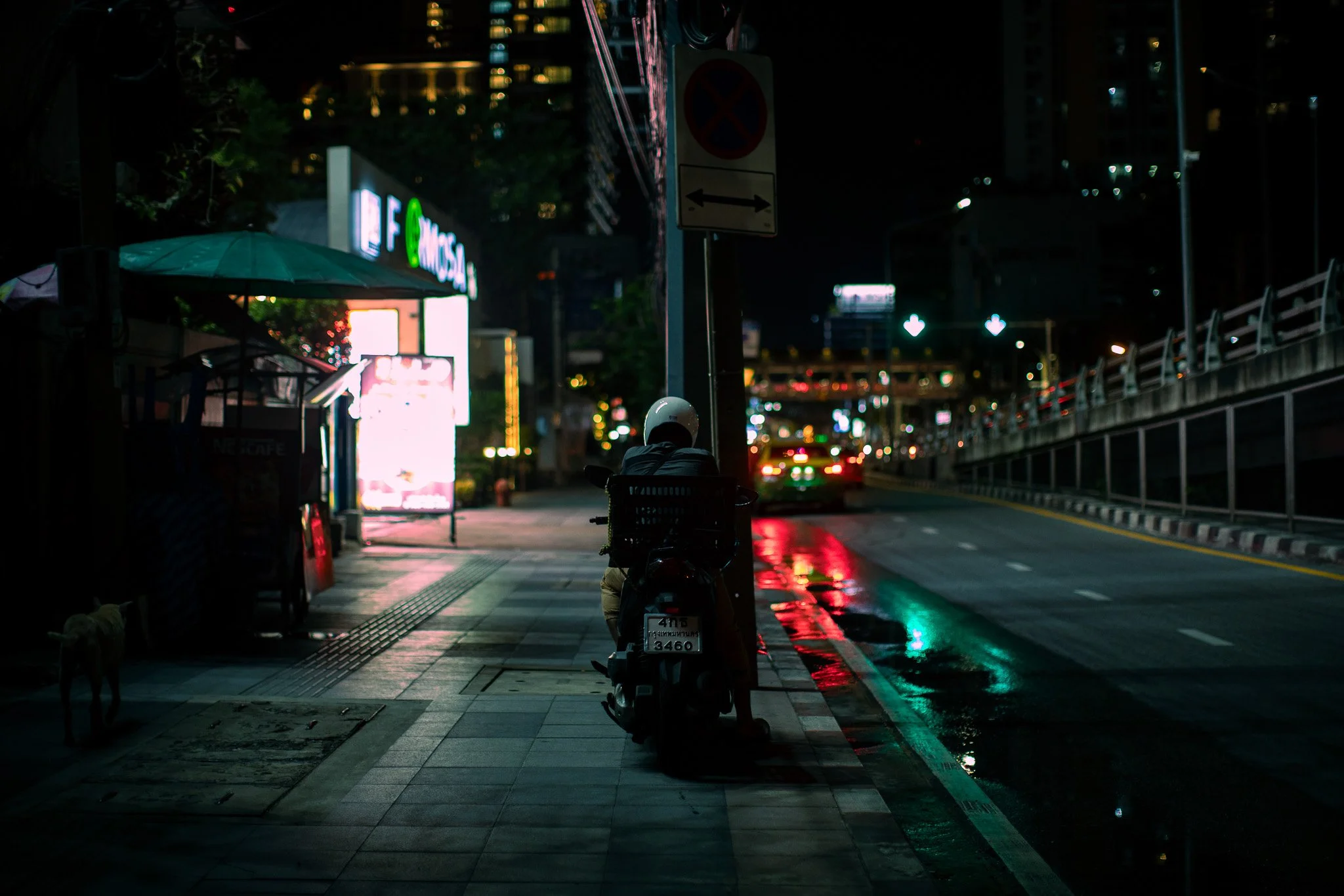 kushphoto-bangkok-formosa-neon-motorbike-rain-2024.jpg