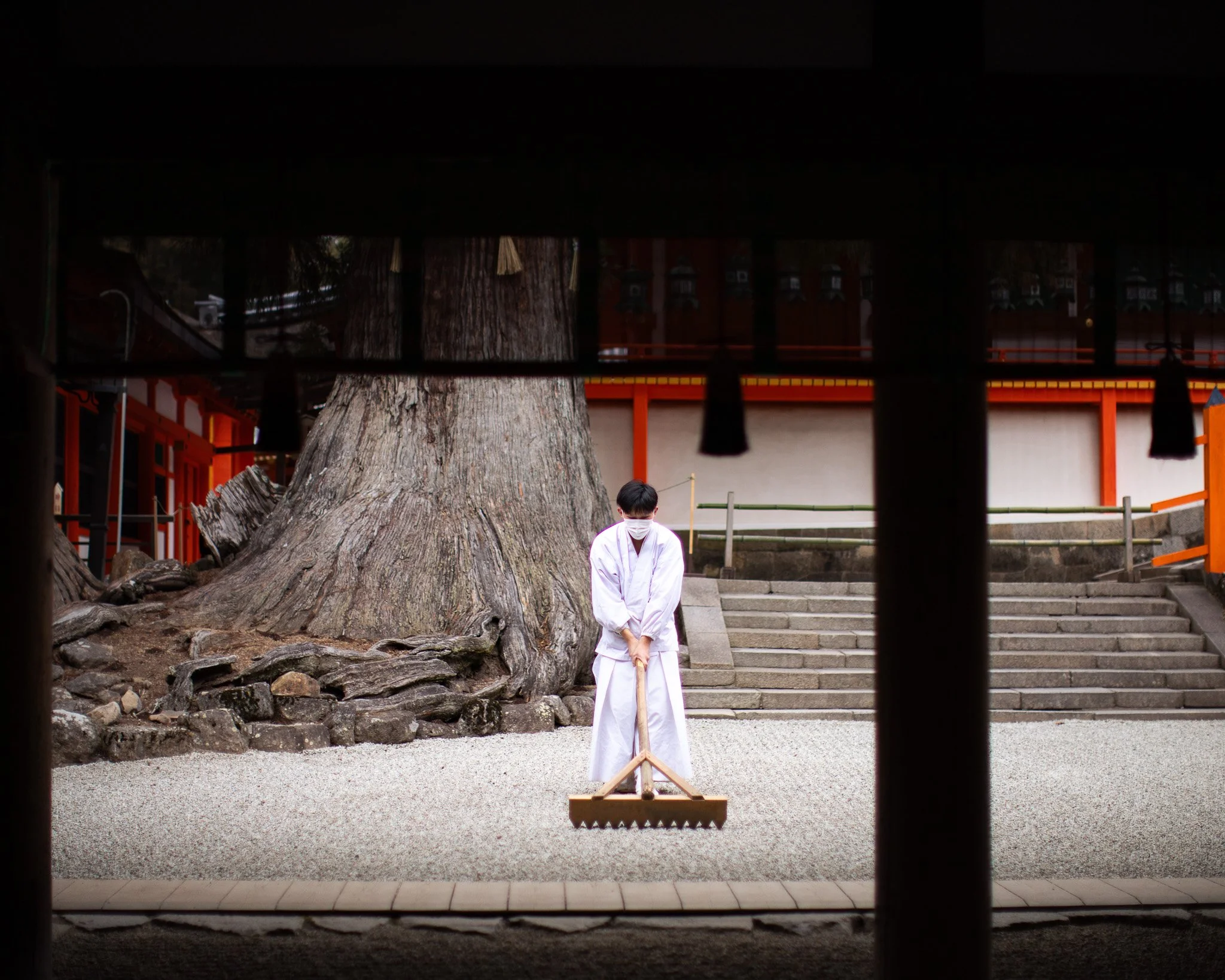 kushphoto-japan-shrine-priest-gravel-rake-2025.jpg