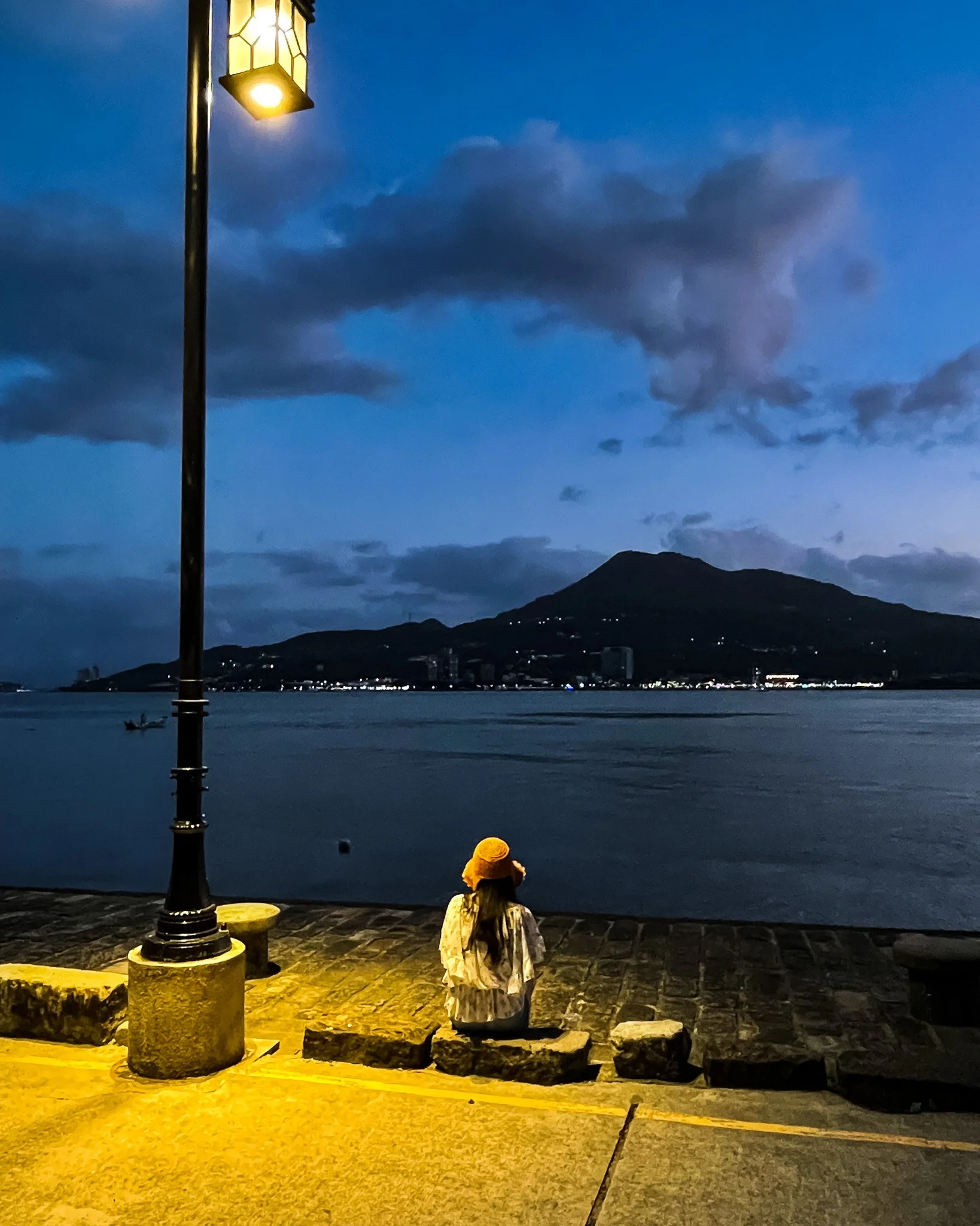kushphoto-tamsui-woman-waterfront-mountain-dusk-2022.jpg